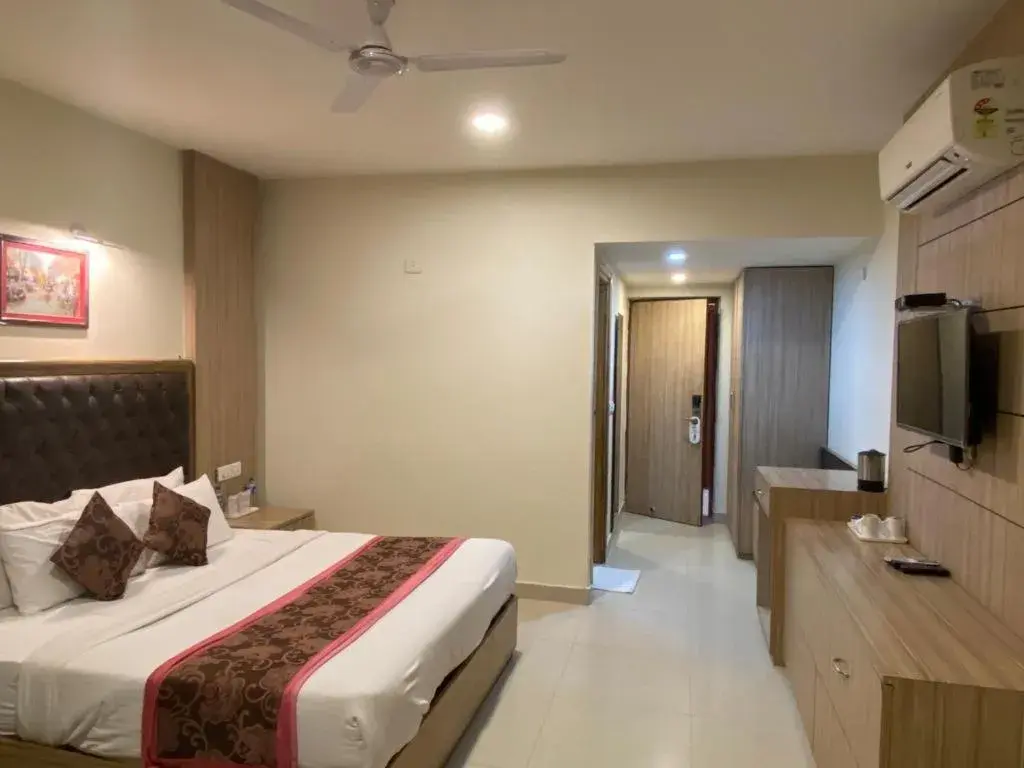 Property building, Bed in Hotel Rama Trident