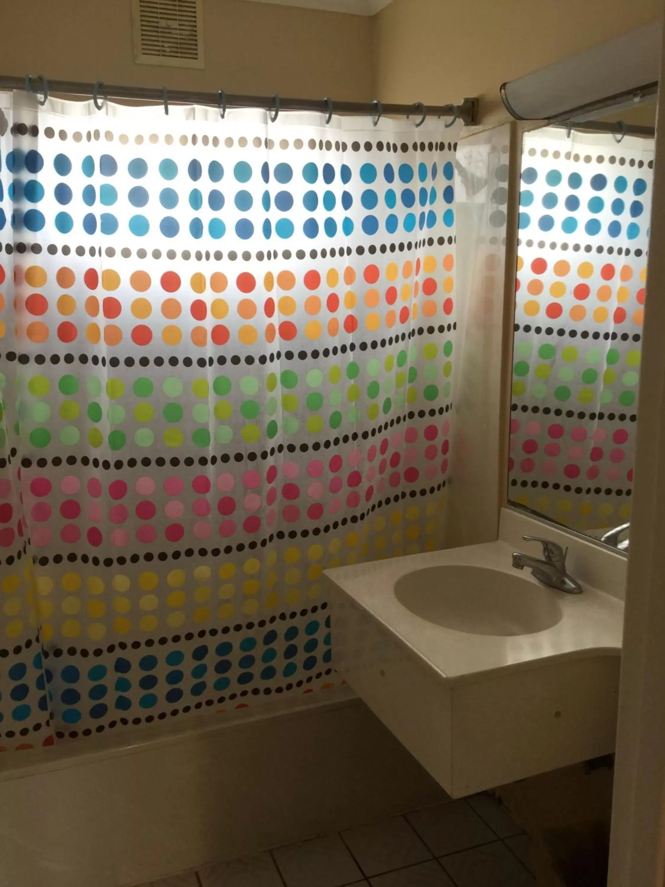 Shower, Bathroom in Bevonshire Lodge Motel