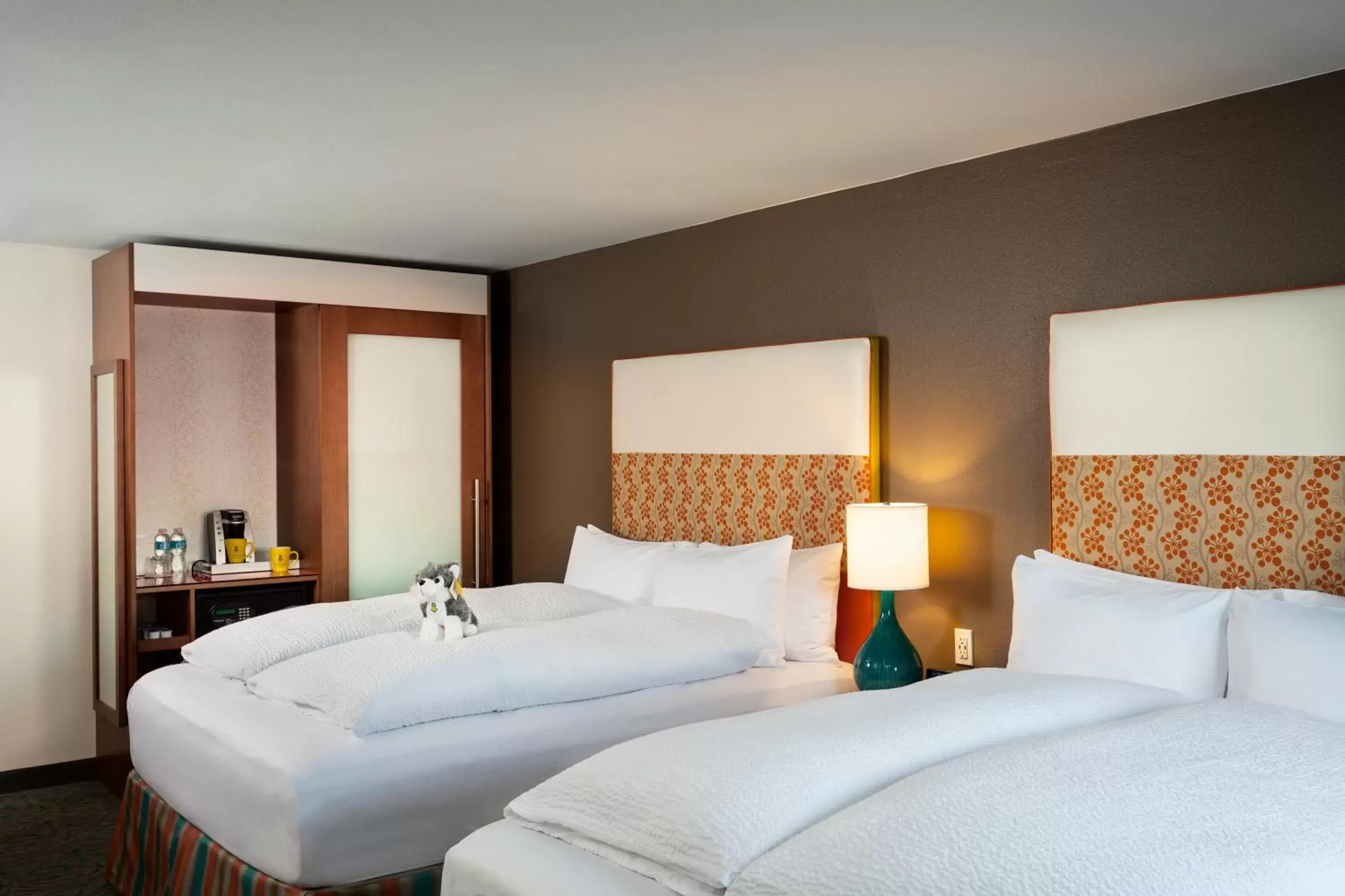 Traditional Queen Room with Two Queen Beds in Staypineapple, University Inn, University District Seattle Traditional Queen Room with Two Queen Beds in Staypineapple, University Inn, University District Seattle