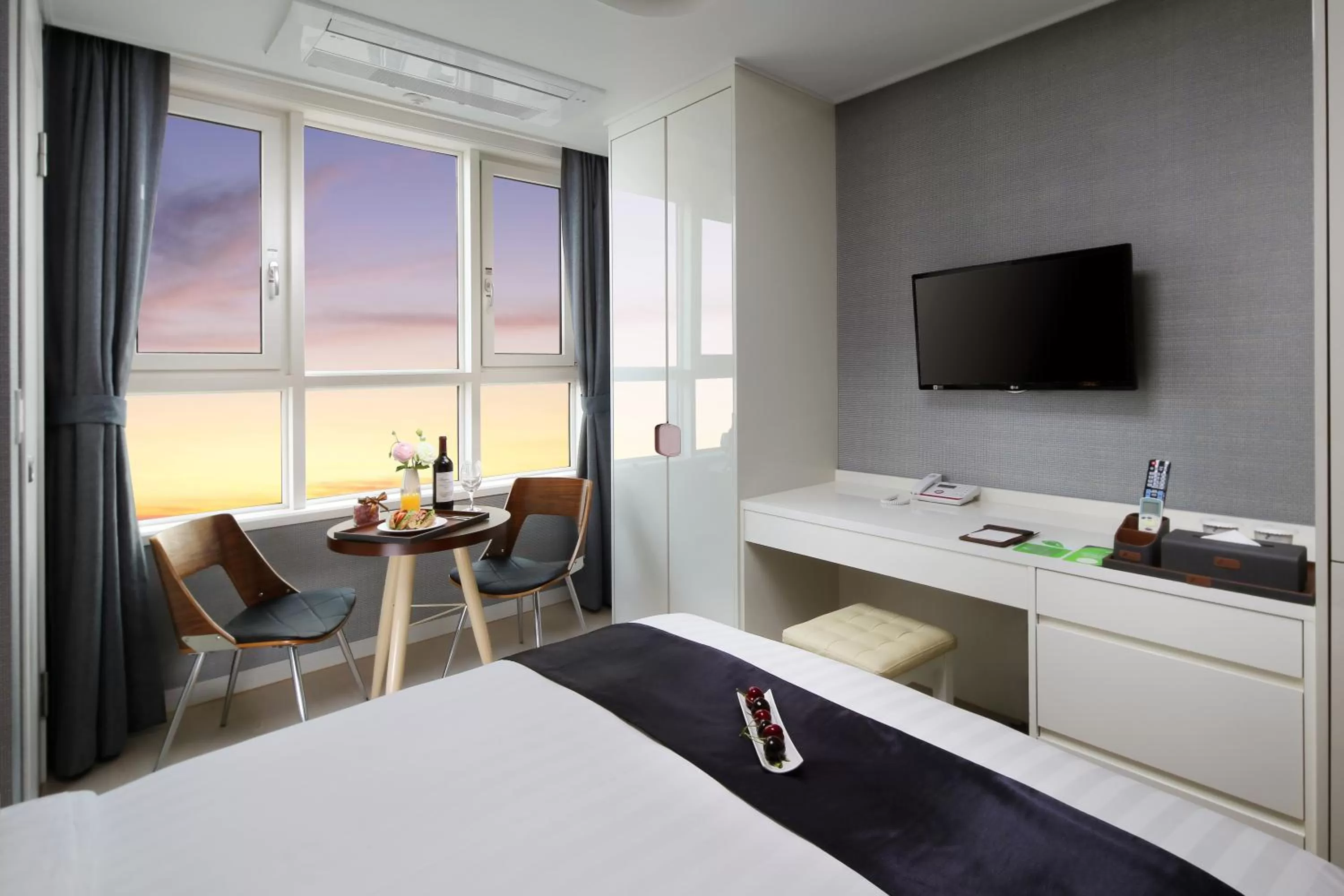 Bedroom, Bed in Ever8 Serviced Residence