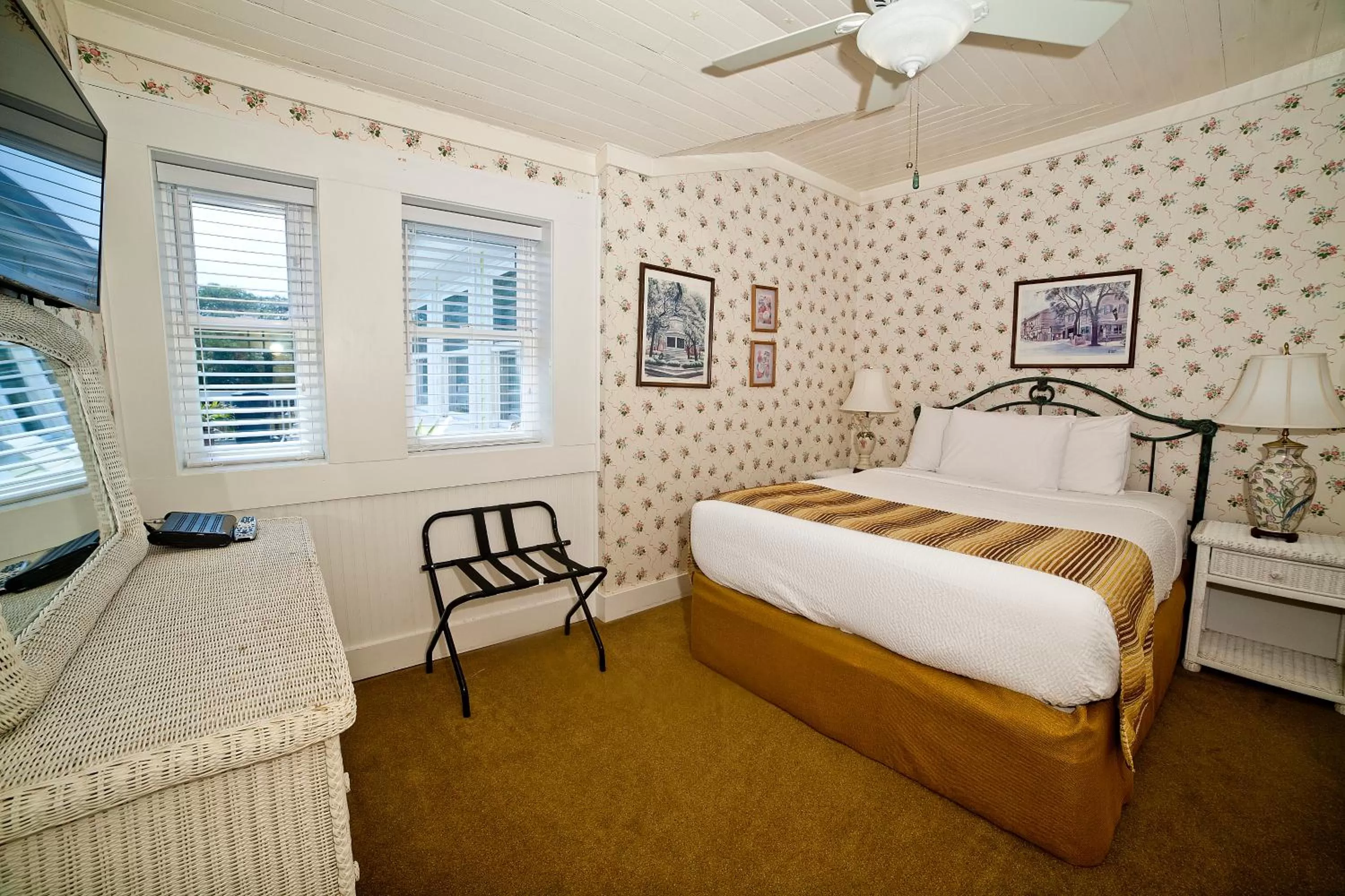 Bed in Georgianne Inn & Suites check in 212 Bulter Ave