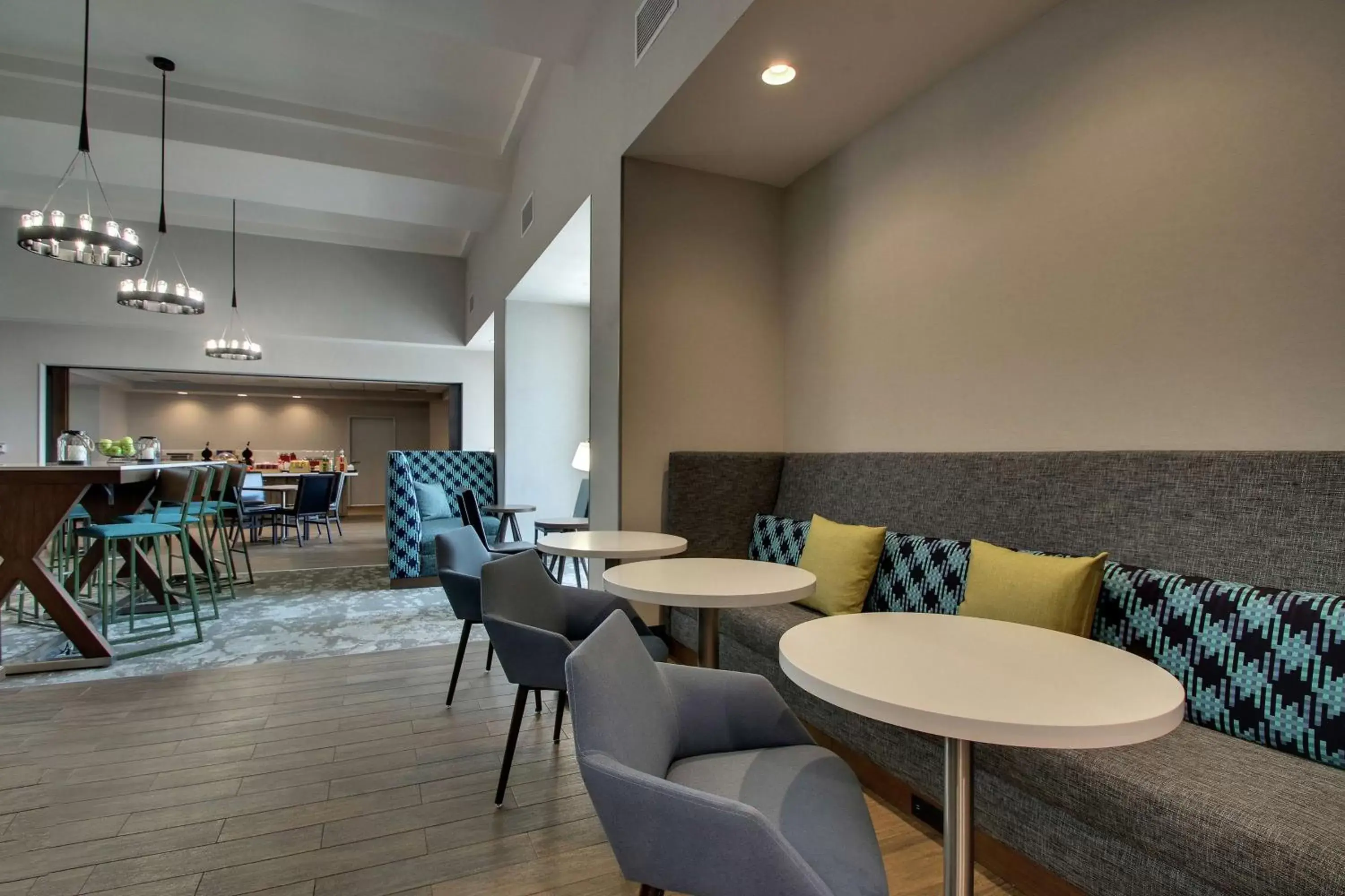 Breakfast, Lounge/Bar in Hampton Inn & Suites By Hilton Southport