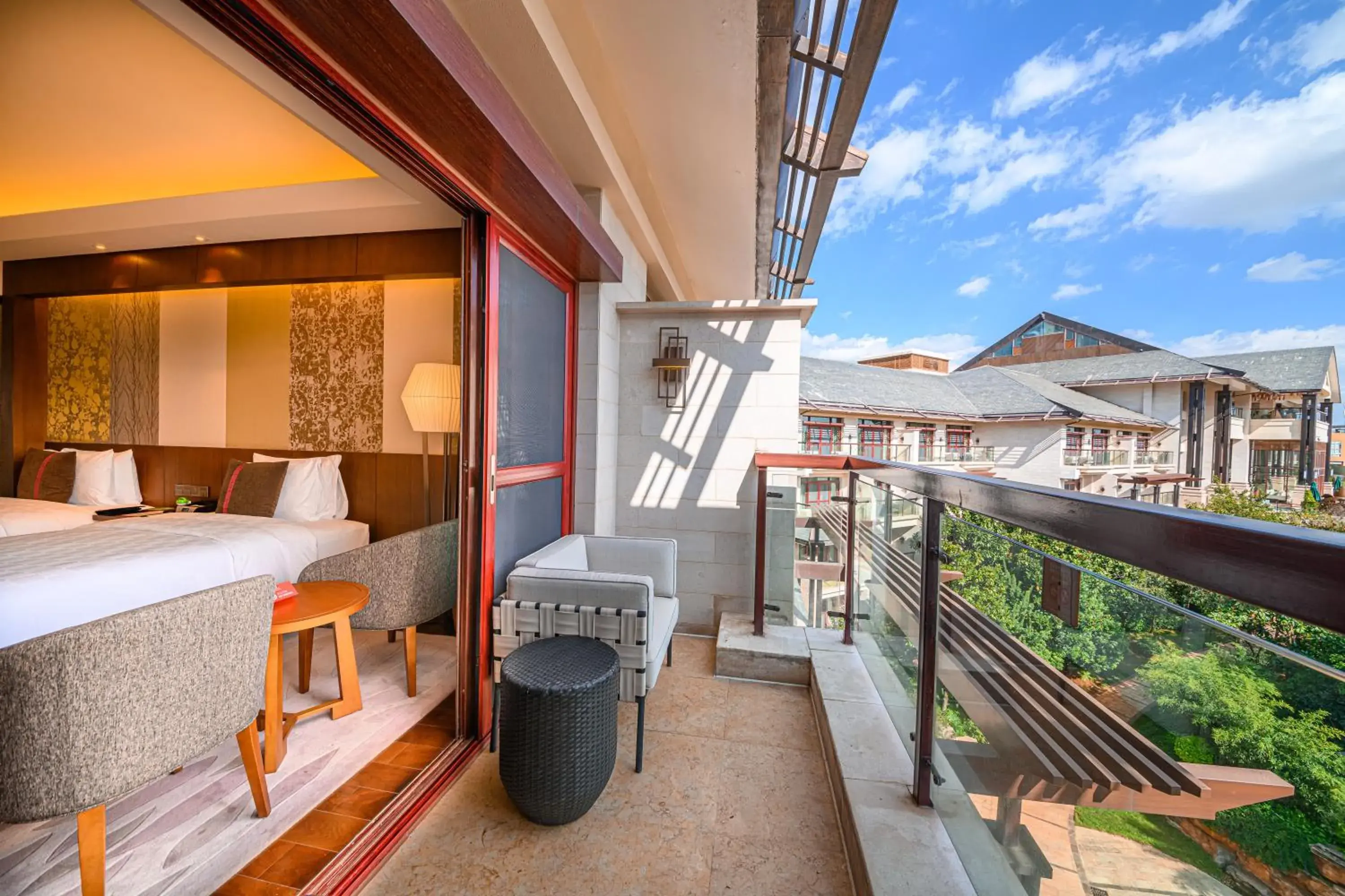 Standard Twin Room with Lounge Access in HUALUXE Hotels & Resorts Kunming Standard Twin Room with Lounge Access in HUALUXE Hotels & Resorts Kunming