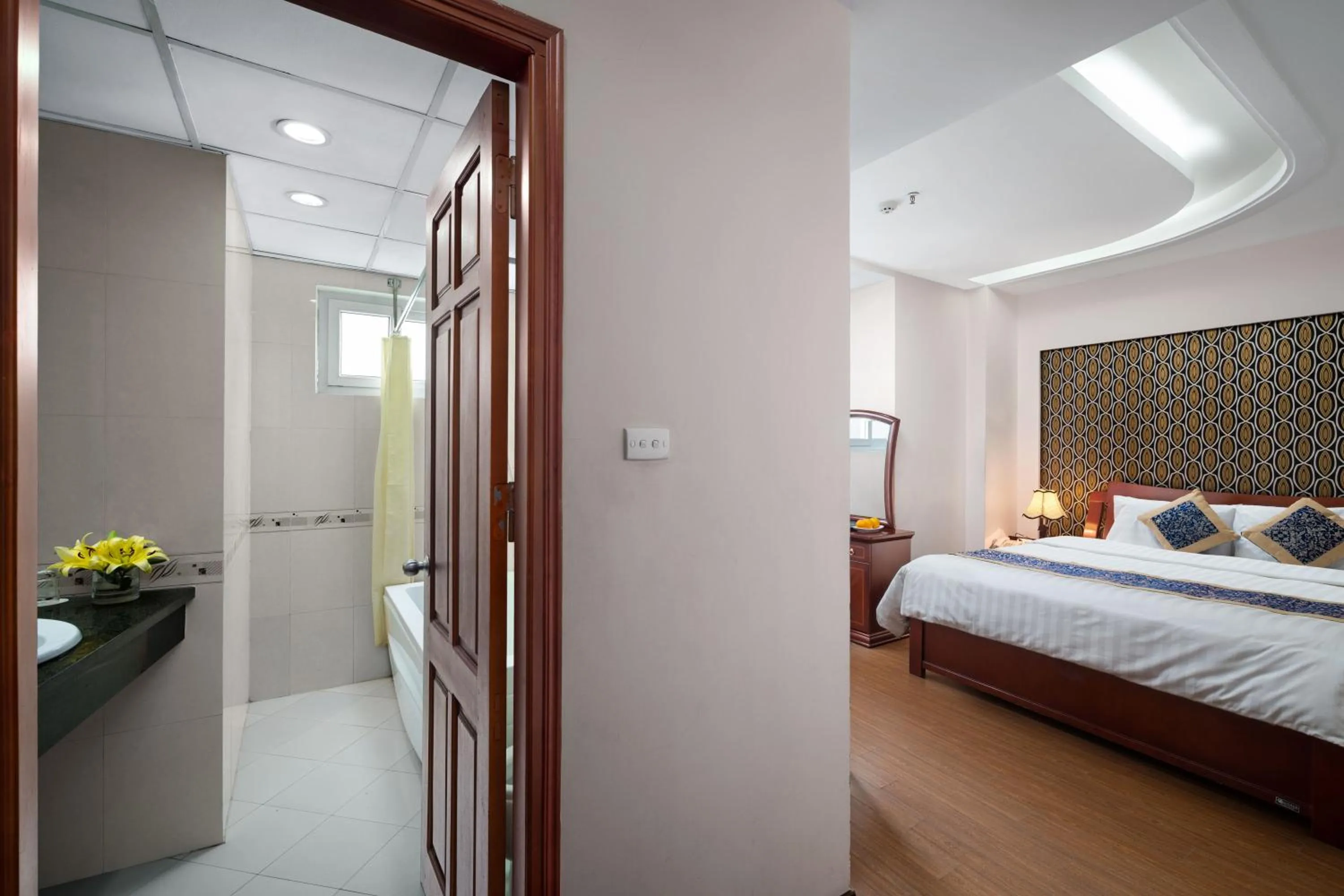 Photo of the whole room, Bed in Lakeside Palace Hotel