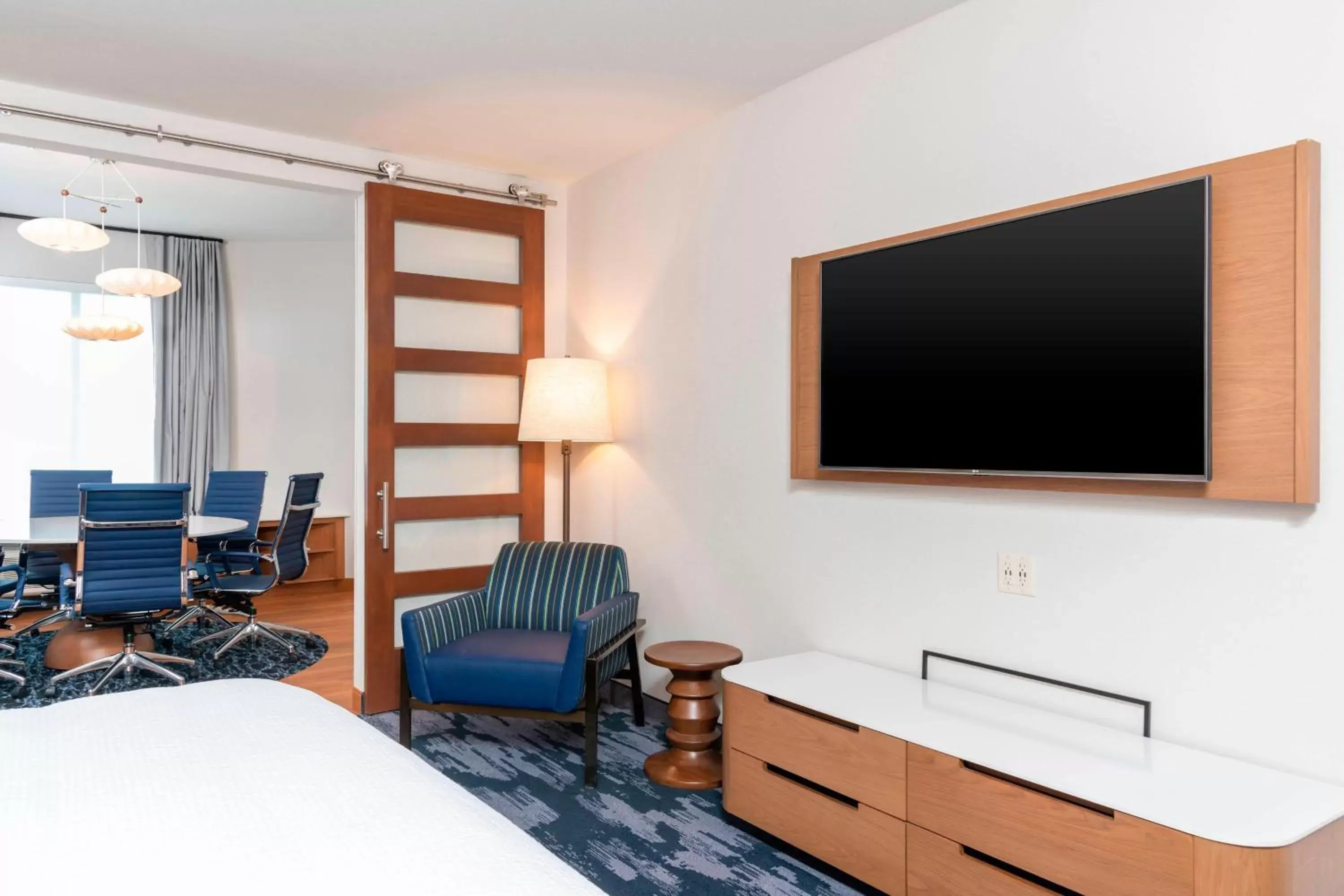 Bedroom, TV/Entertainment Center in Fairfield Inn & Suites by Marriott Fair Oaks Farms