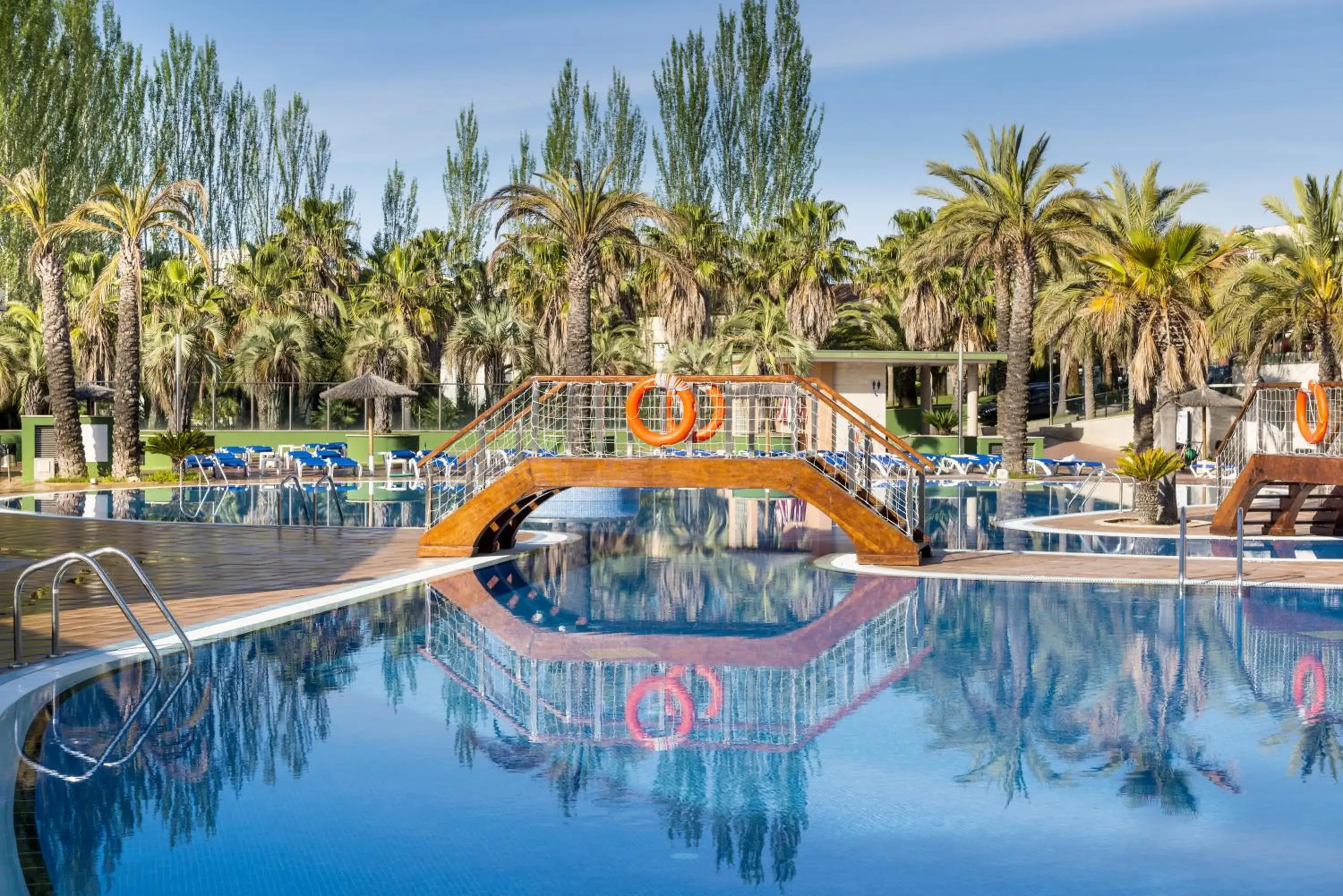 Swimming Pool in Aparthotel Costa Encantada