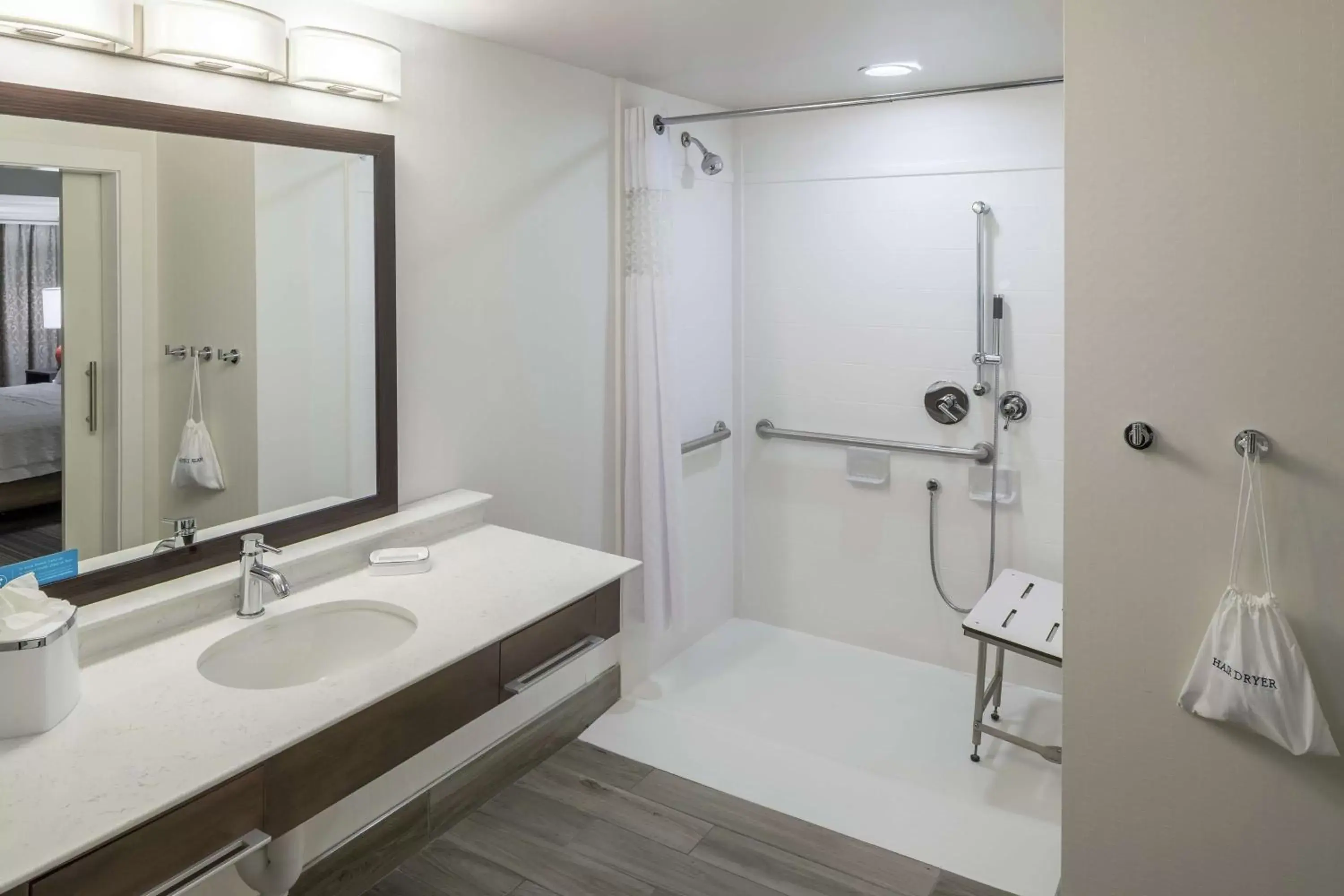 Bathroom in Hampton Inn & Suites by Hilton Atlanta Perimeter Dunwoody