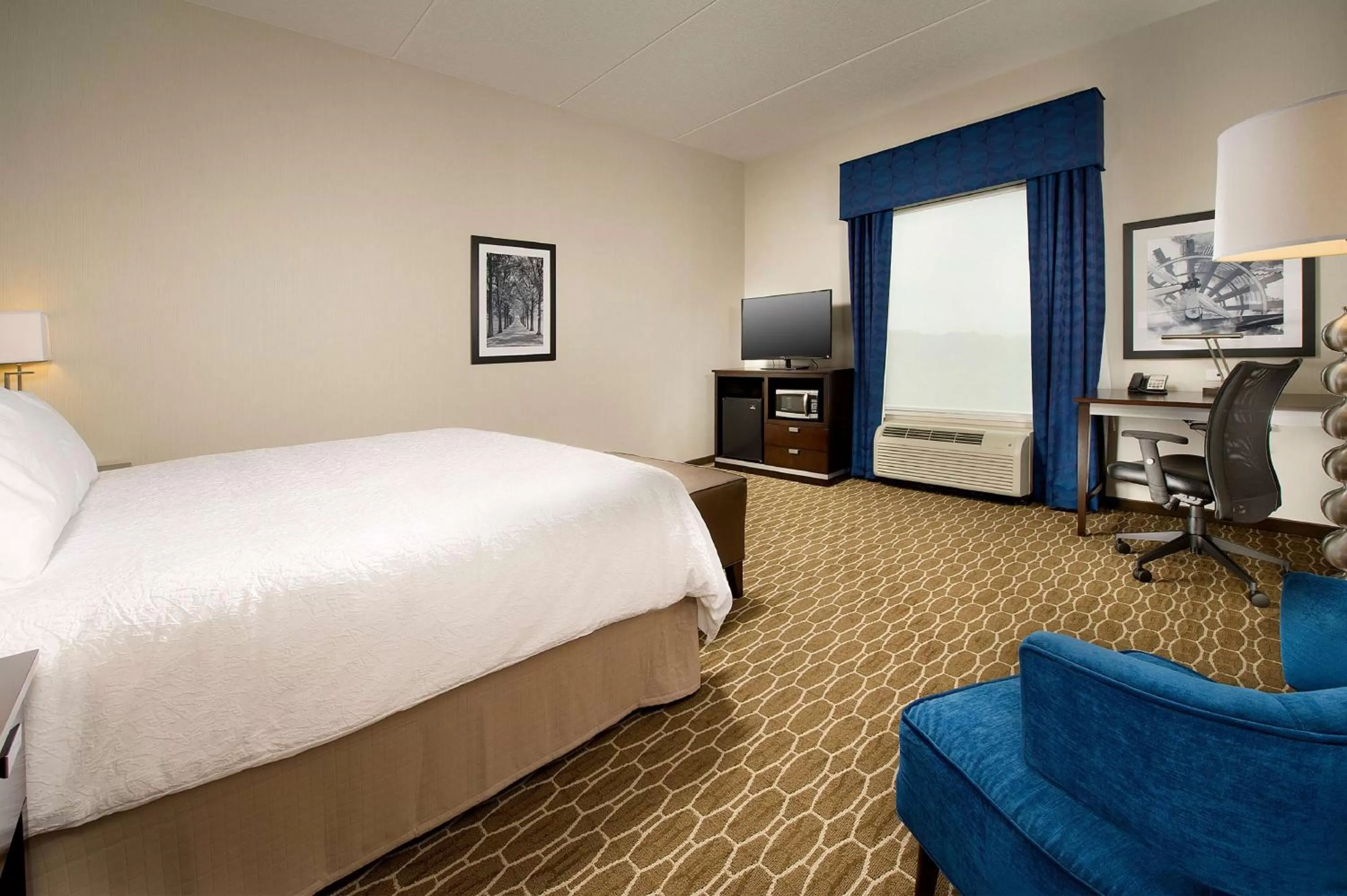 Bedroom, Bed in Hampton Inn and Suites Washington DC North/Gaithersburg