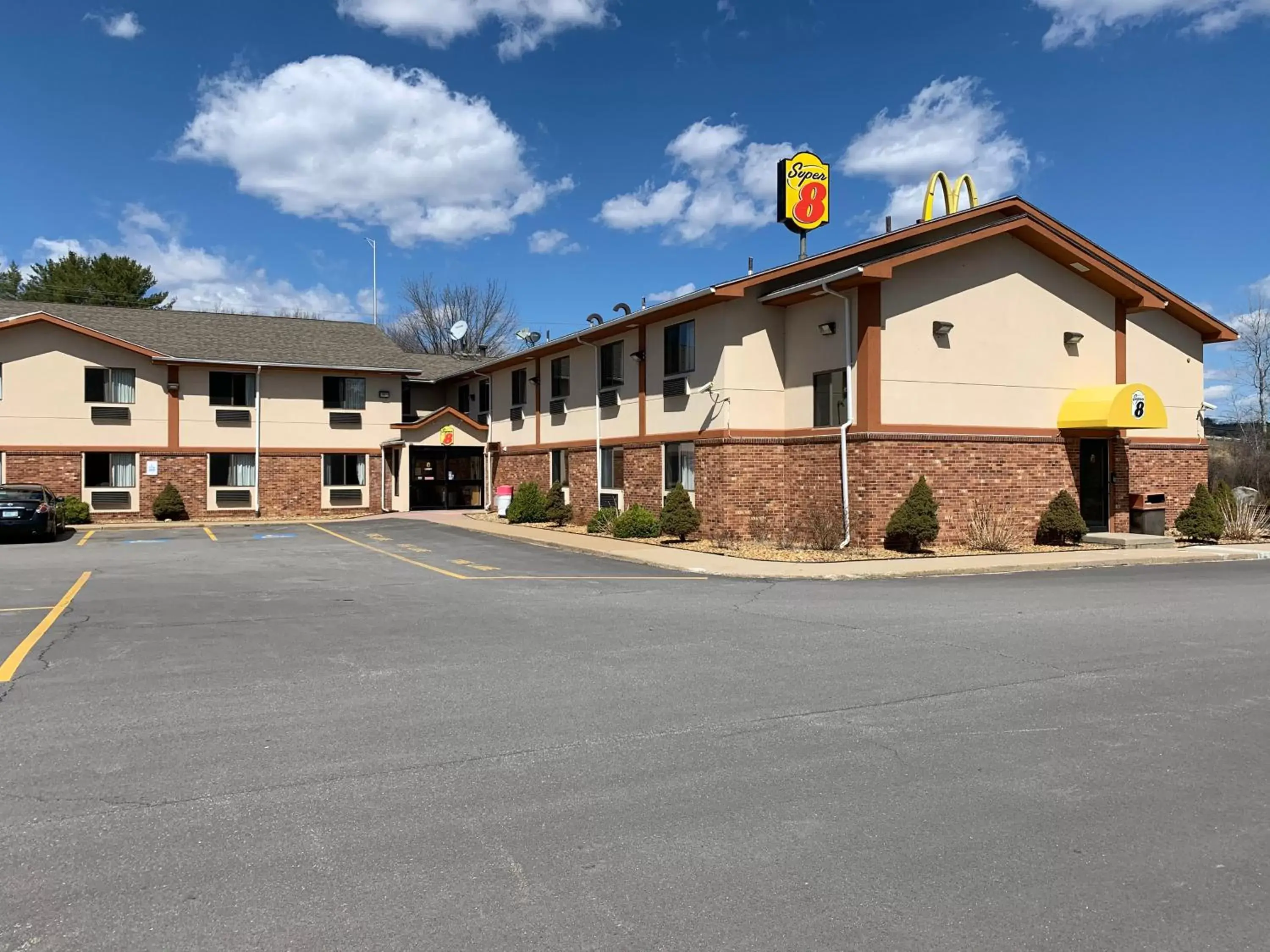 Property building in Super 8 by Wyndham Tilton/Lake Winnipesaukee Property building in Super 8 by Wyndham Tilton/Lake Winnipesaukee