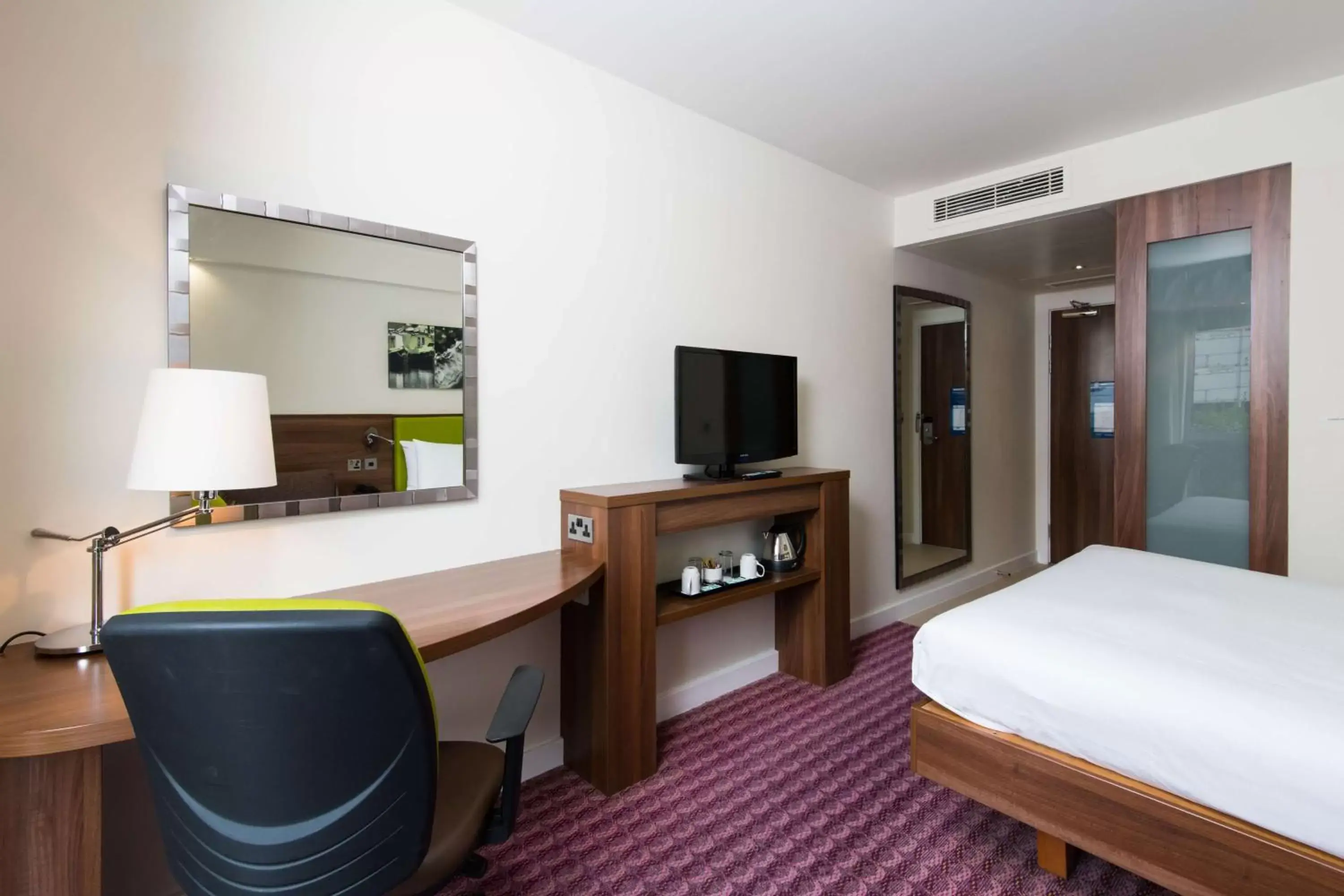 Bedroom, TV/Entertainment Center in Hampton by Hilton Birmingham Jewellery Quarter