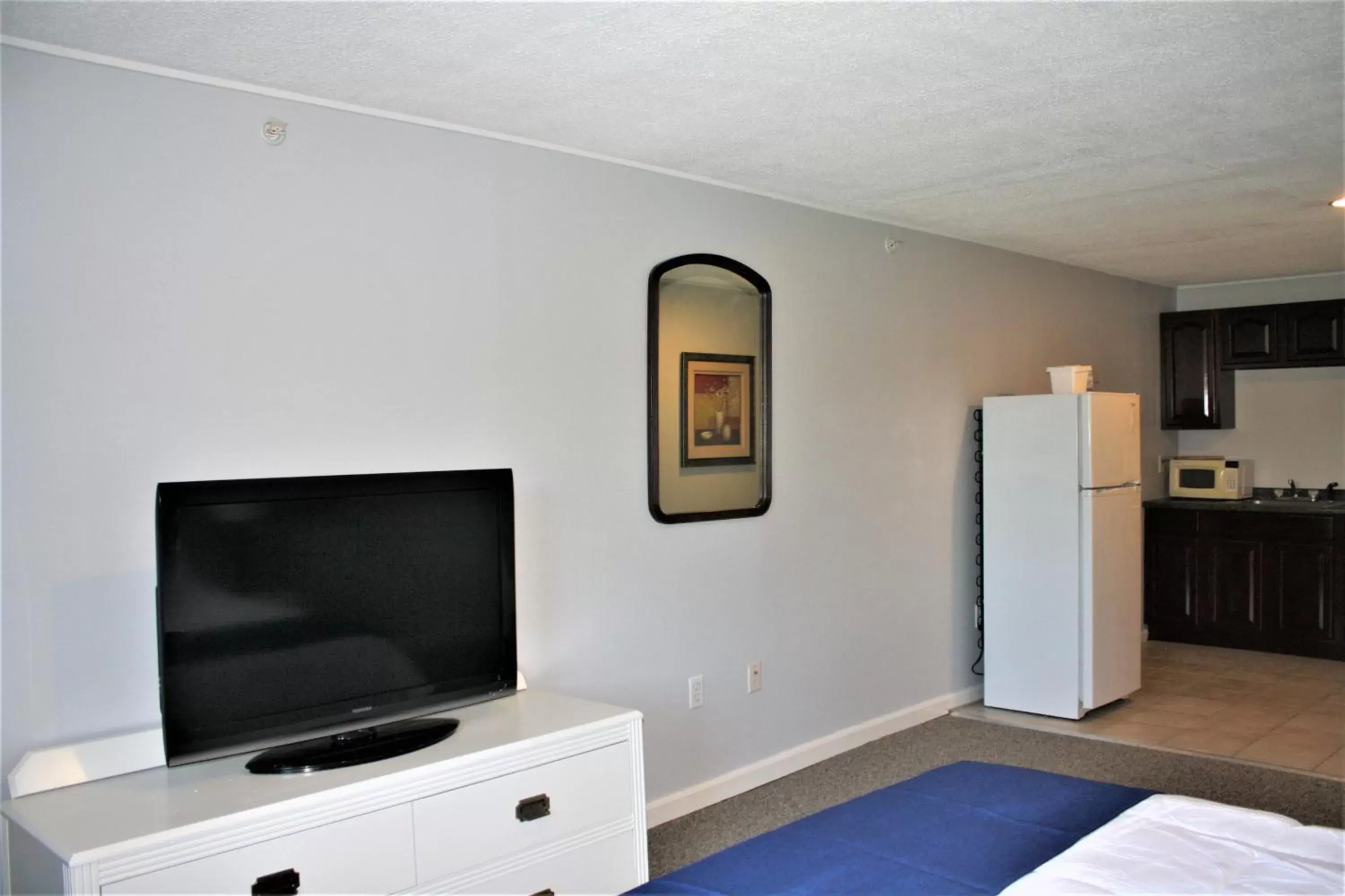 TV and multimedia, TV/Entertainment Center in Winnisquam Lake Inn