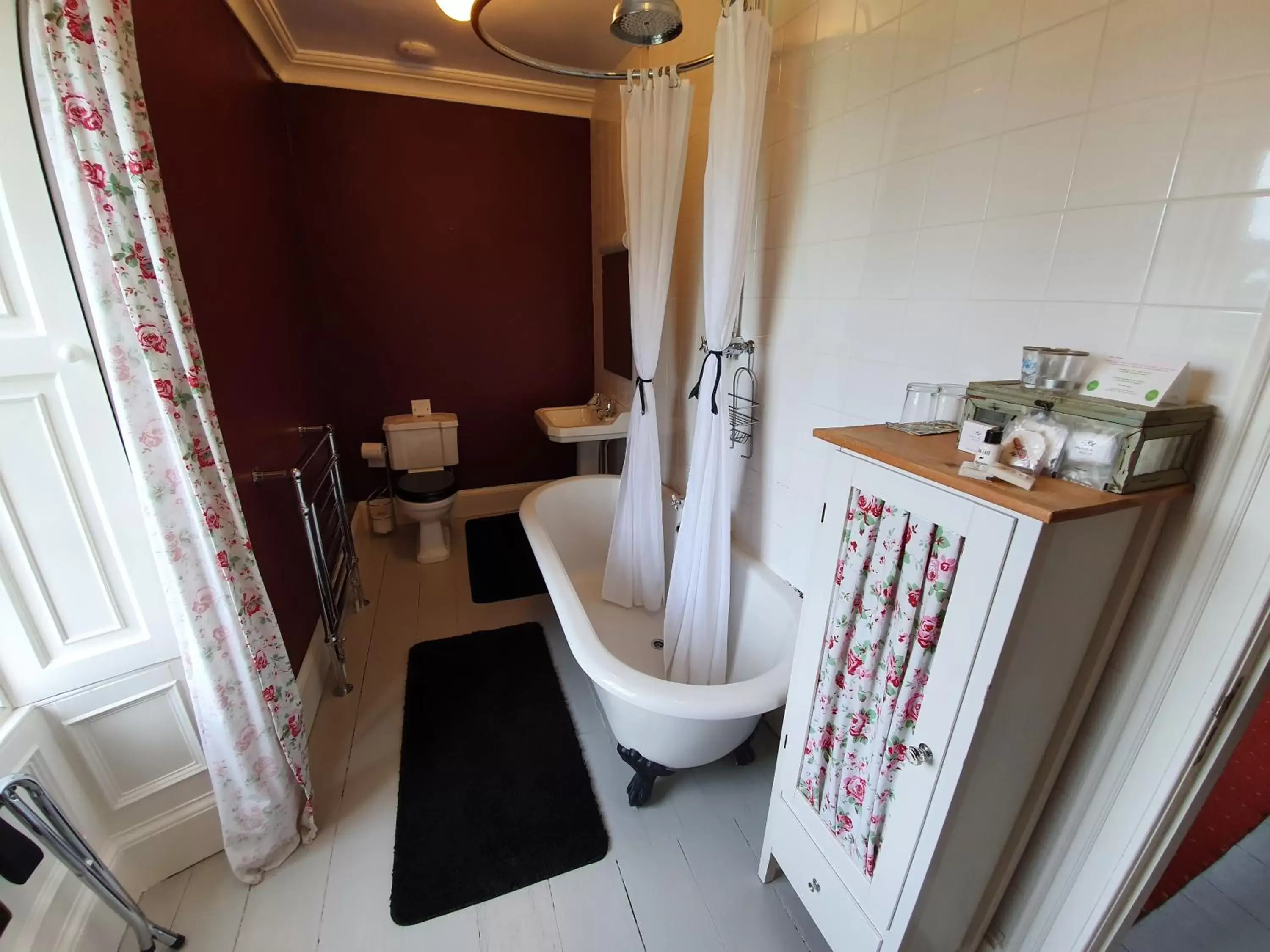 Bathroom, Seating Area in Parkhead House