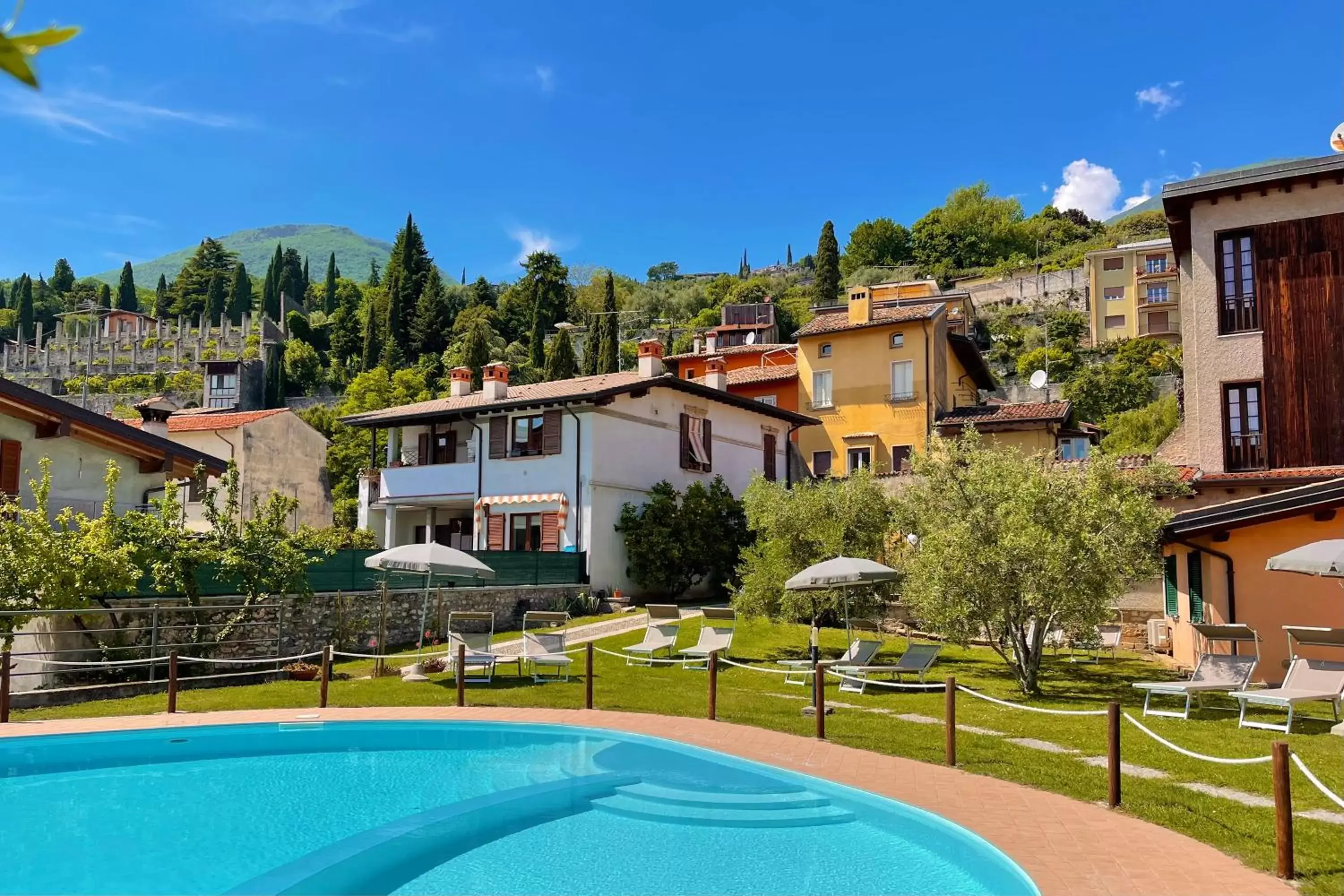 Property building, Swimming Pool in Albergo Vittoria