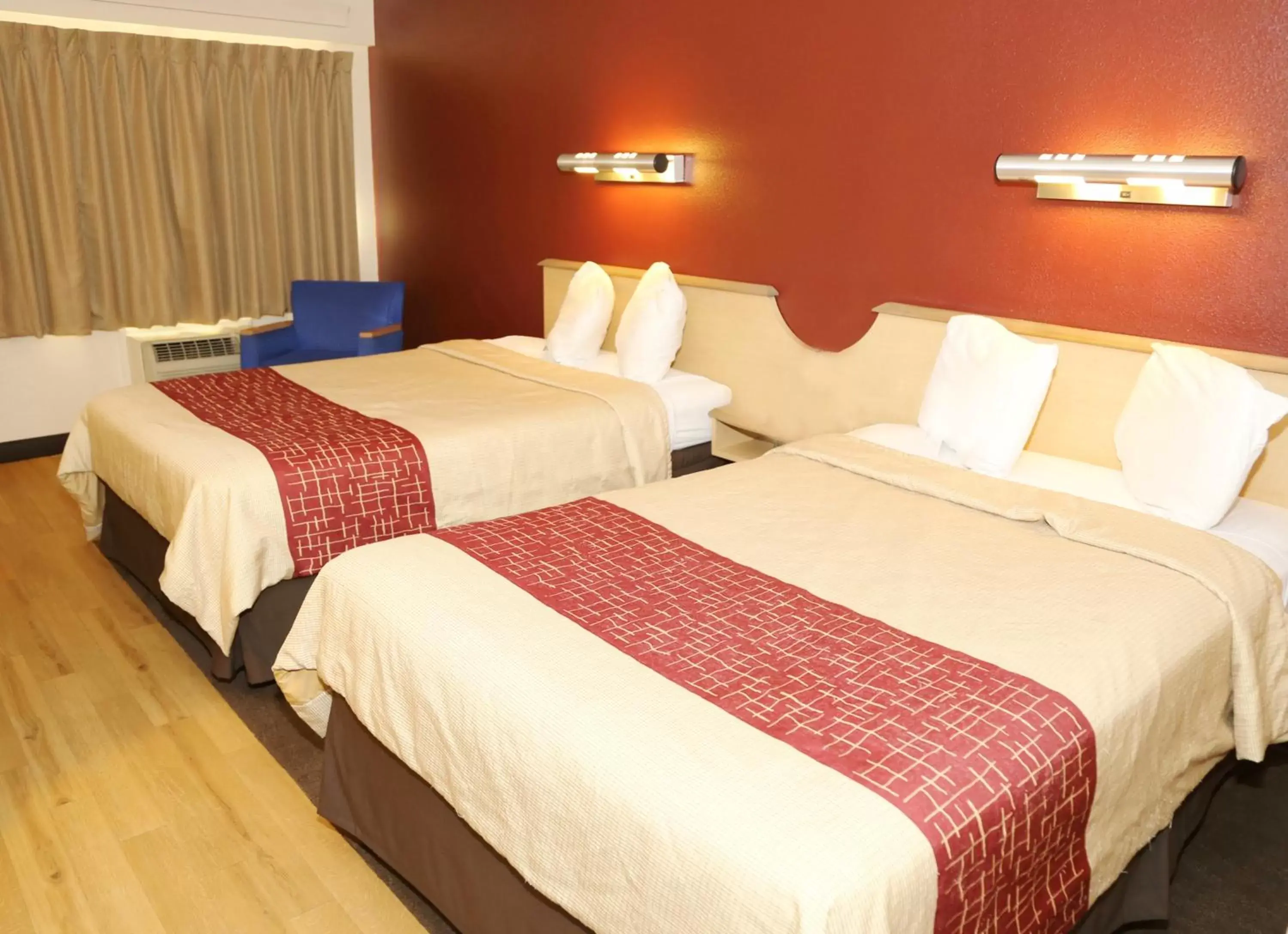 Photo of the whole room, Bed in Red Roof Inn Enfield