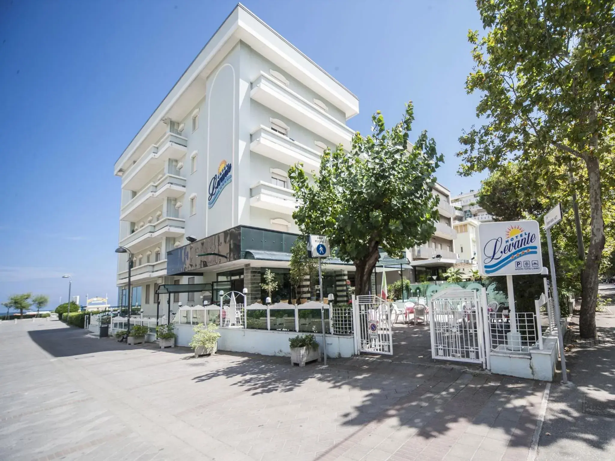 Facade/entrance, Property Building in Hotel Levante