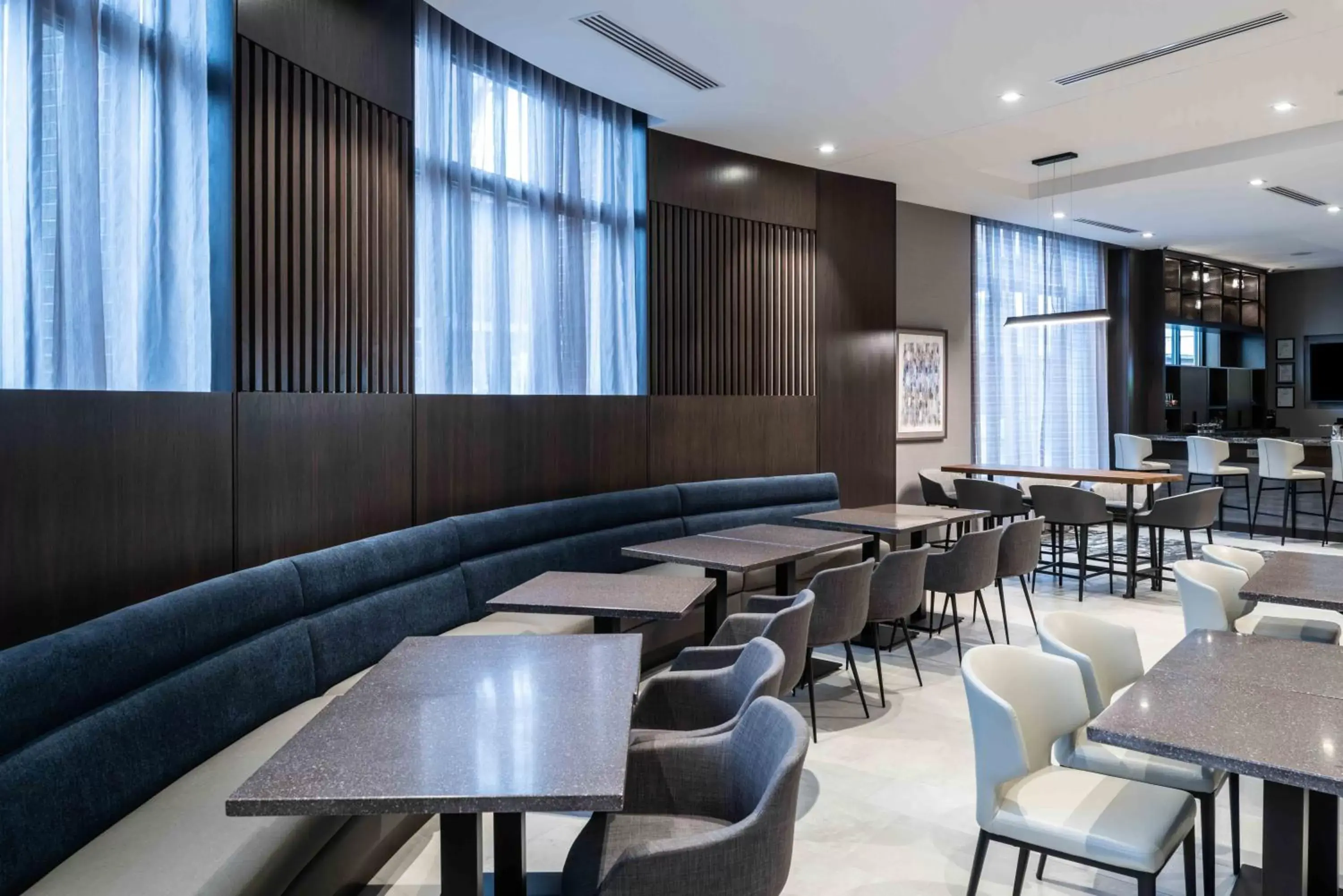 Breakfast, Lounge/Bar in Staybridge Suites - Quincy, an IHG Hotel