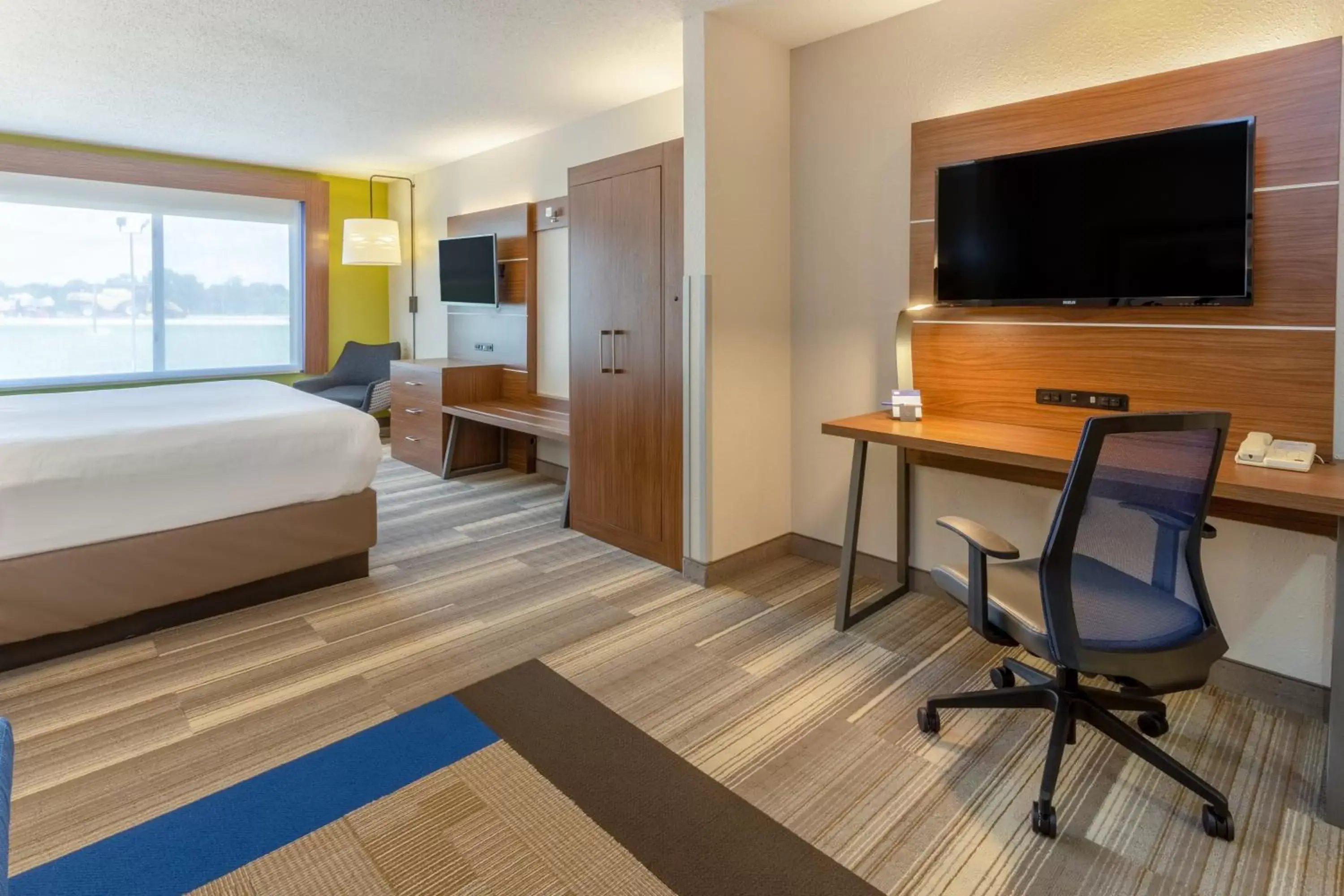 Photo of the whole room, TV/Entertainment Center in Holiday Inn Express & Suites Vandalia, an IHG Hotel