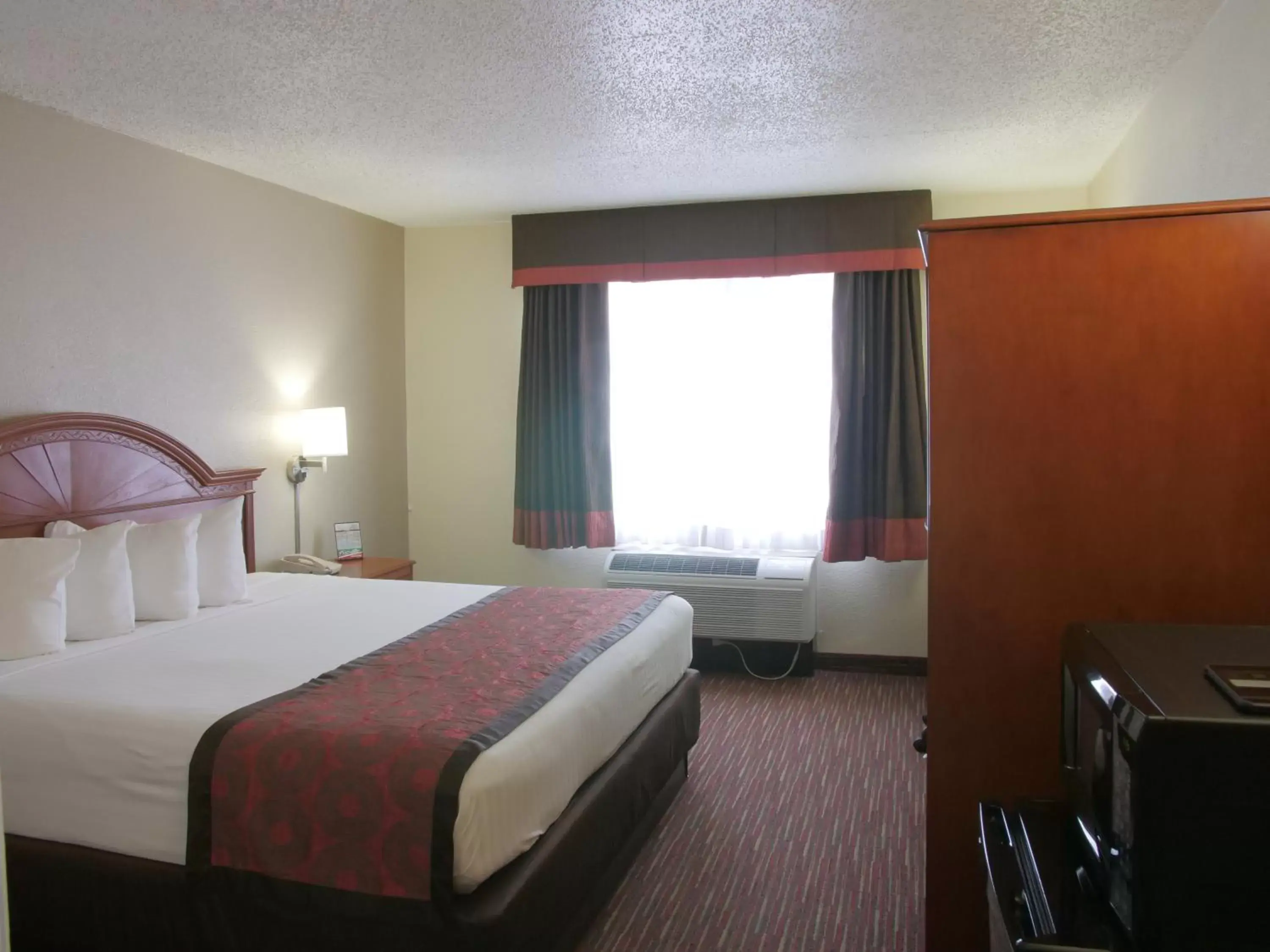 Photo of the whole room, Bed in Baymont by Wyndham Louisville East