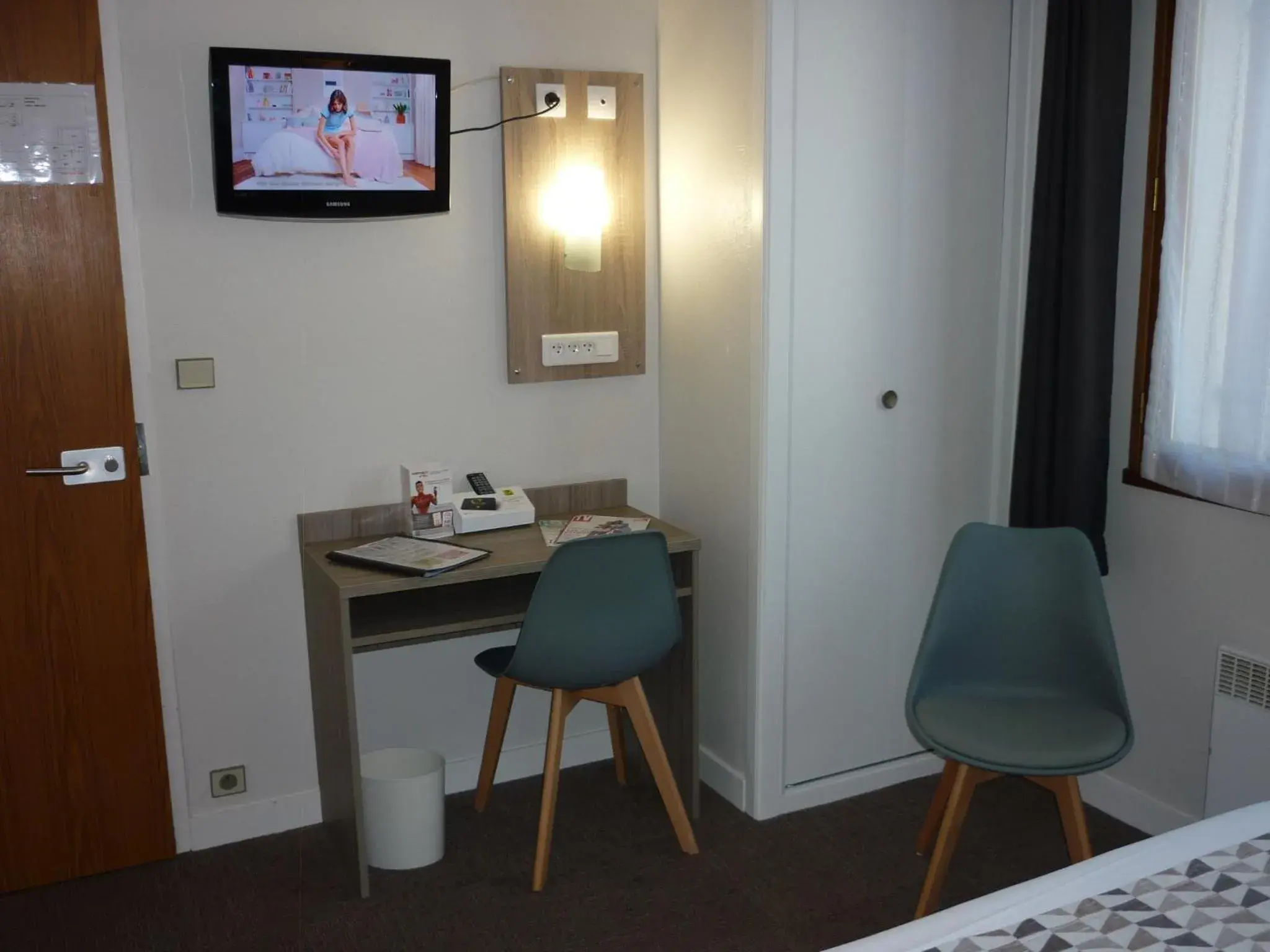 Seating area, TV/Entertainment Center in Logis Aurea Hotel