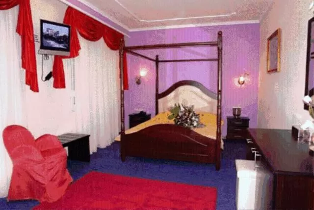 Photo of the whole room, Bed in Achillion Palace