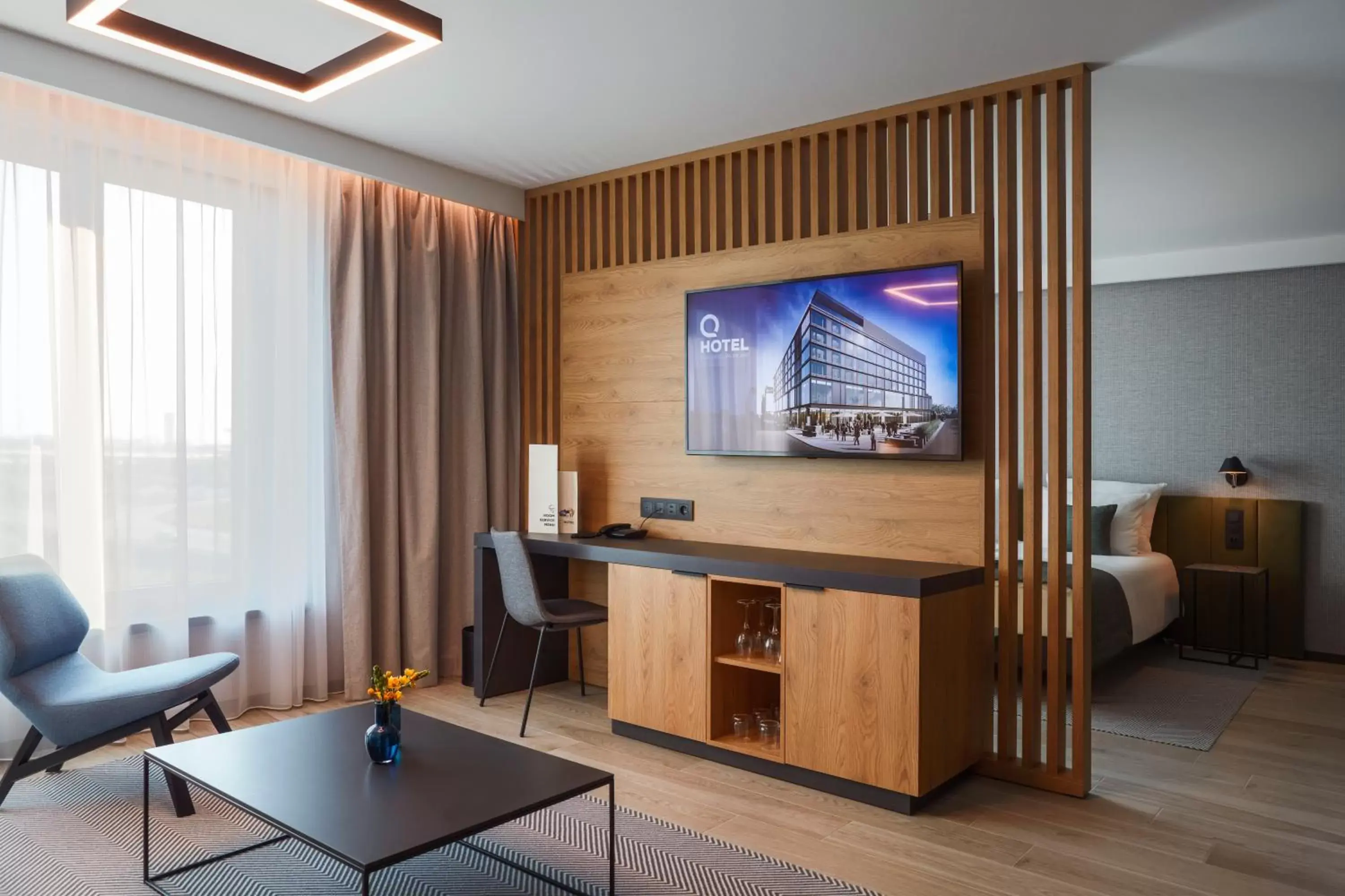 Living room, TV/Entertainment Center in Q Hotel Plus Wrocław Bielany