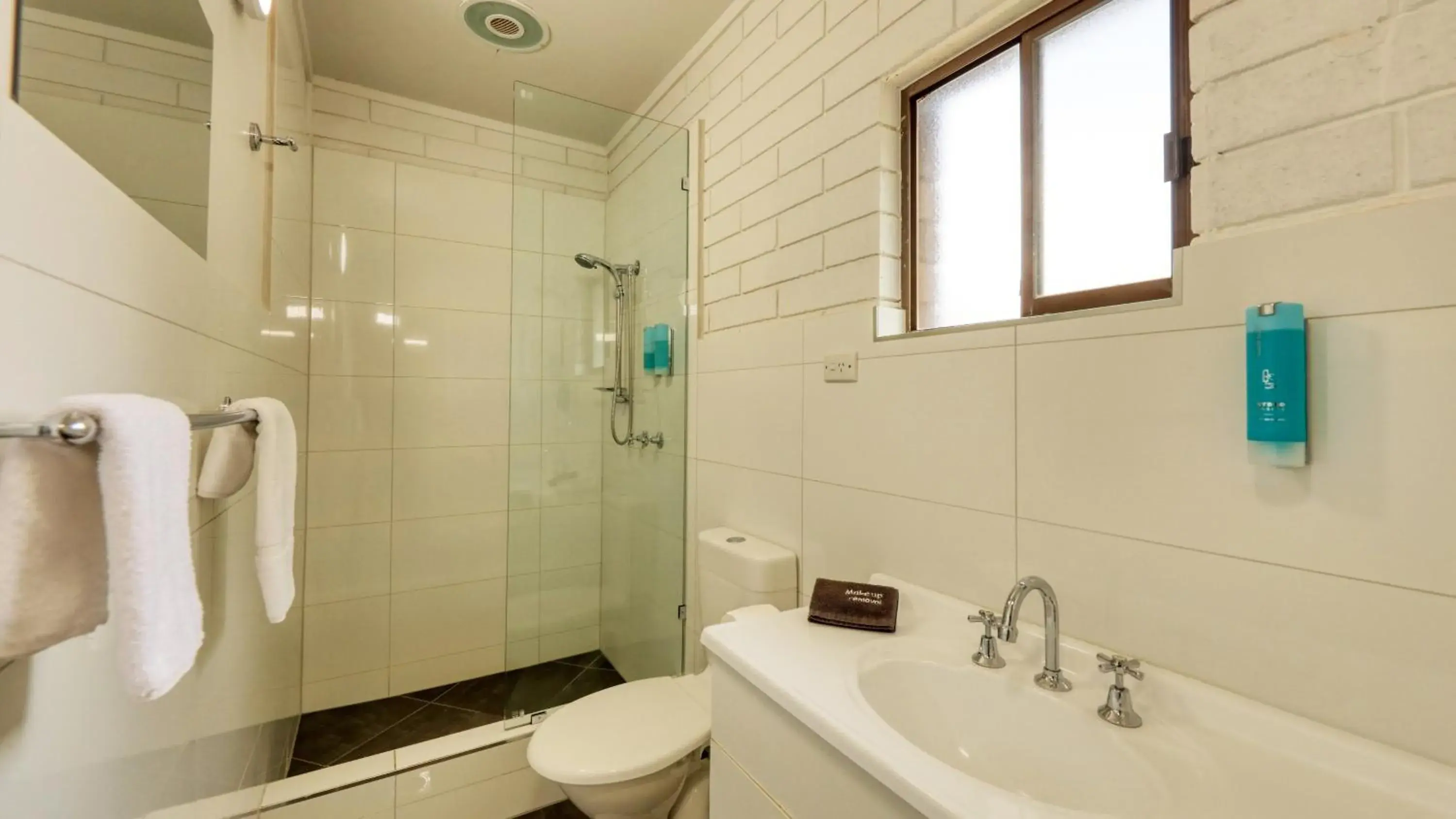 Shower, Bathroom in Motel Meneres