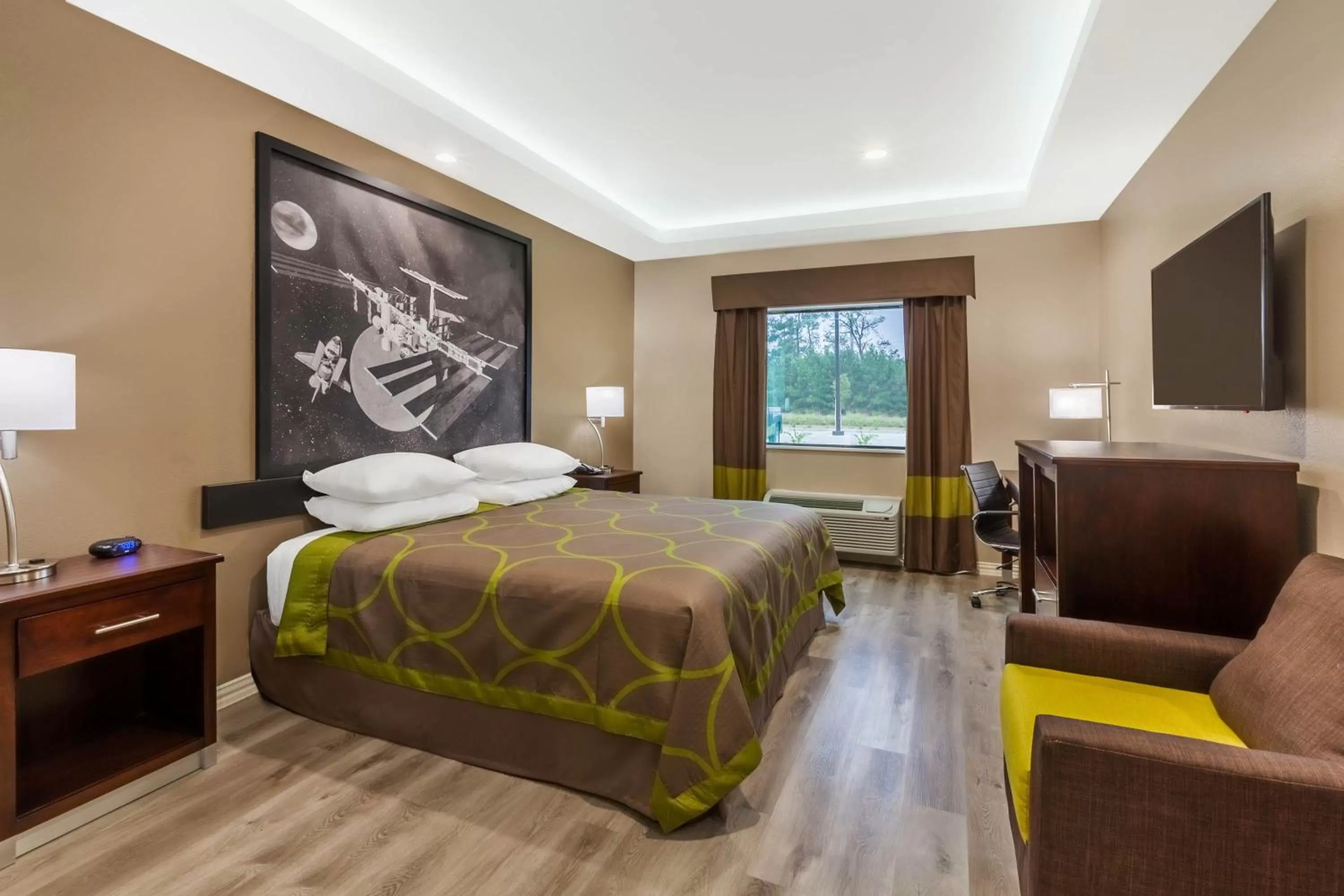 Photo of the whole room, Bed in Super 8 by Wyndham Kingwood Houston North