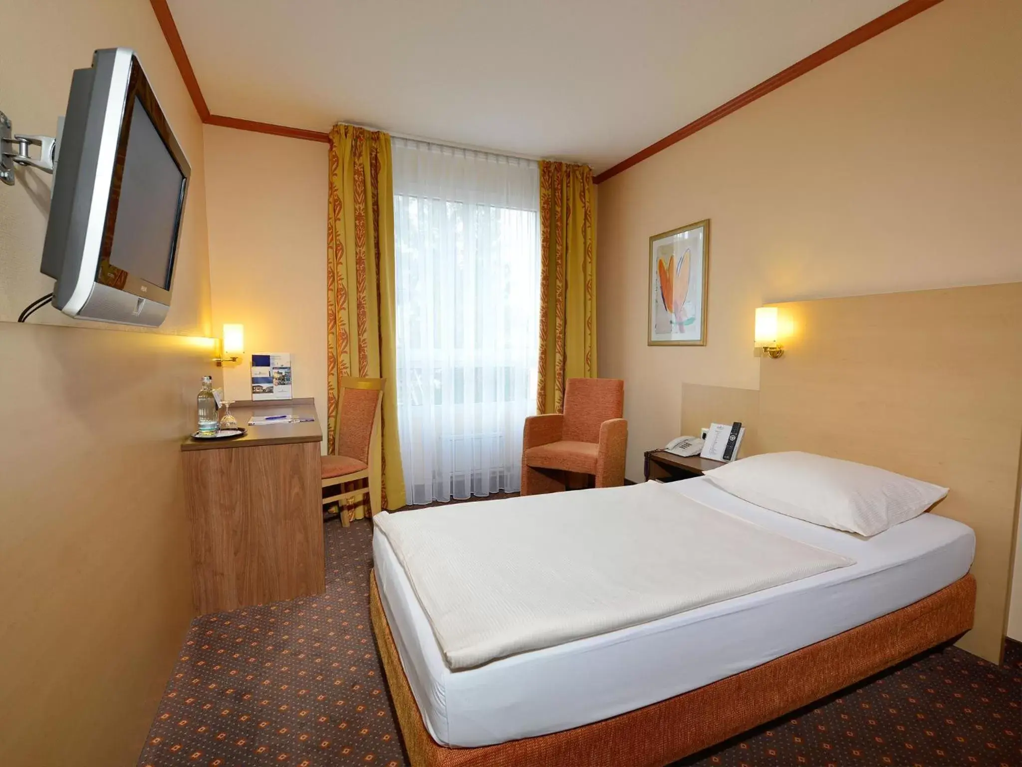 Photo of the whole room, Bed in Sure Hotel by Best Western Hilden-Düsseldorf