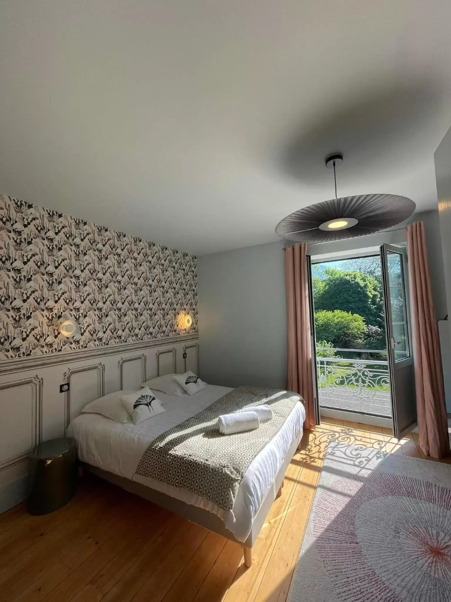 Bed in Domaine Clairfontaine Noyarey - Suites Junior