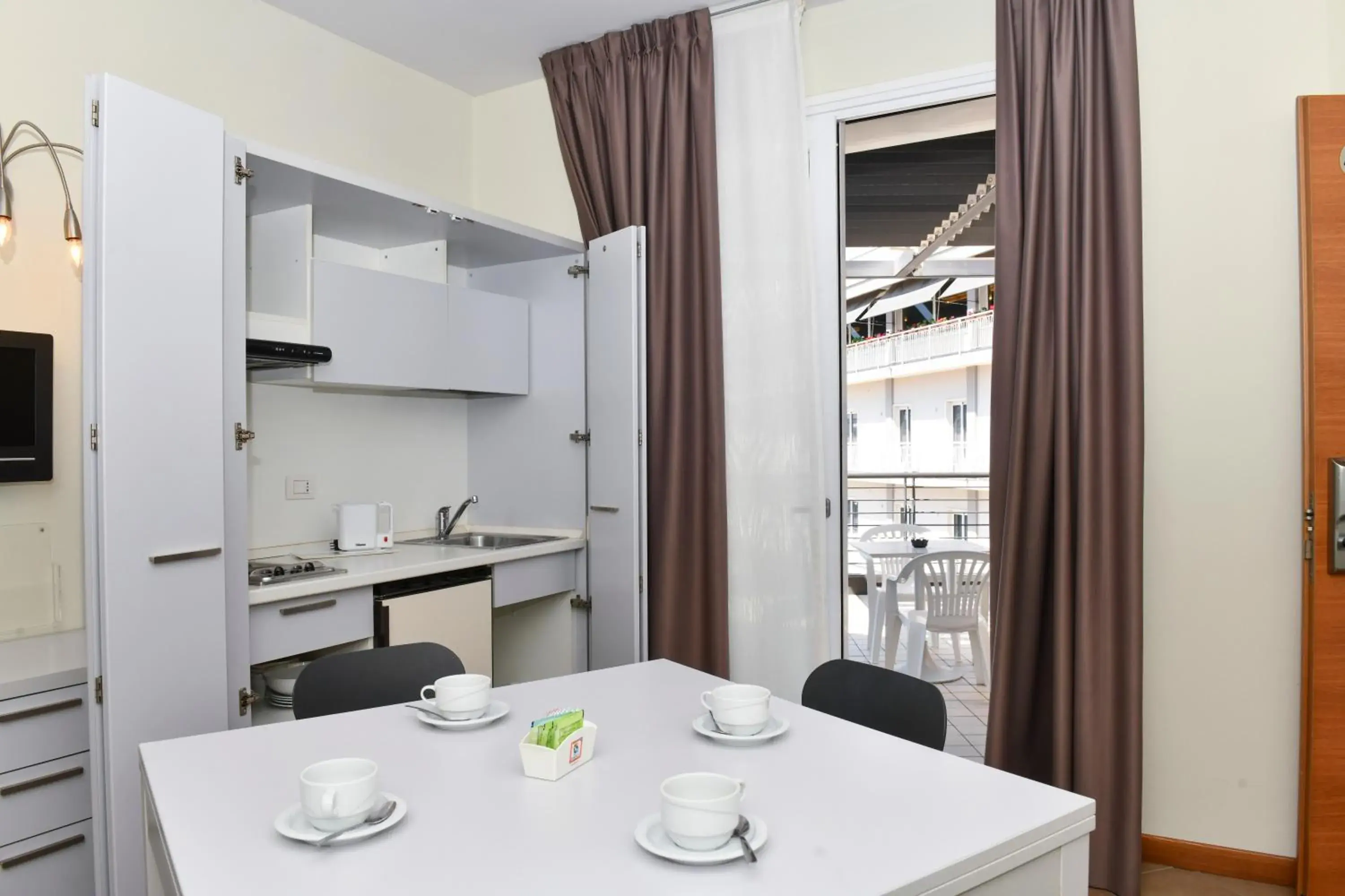 Kitchen or kitchenette, Dining Area in Hotel Eden