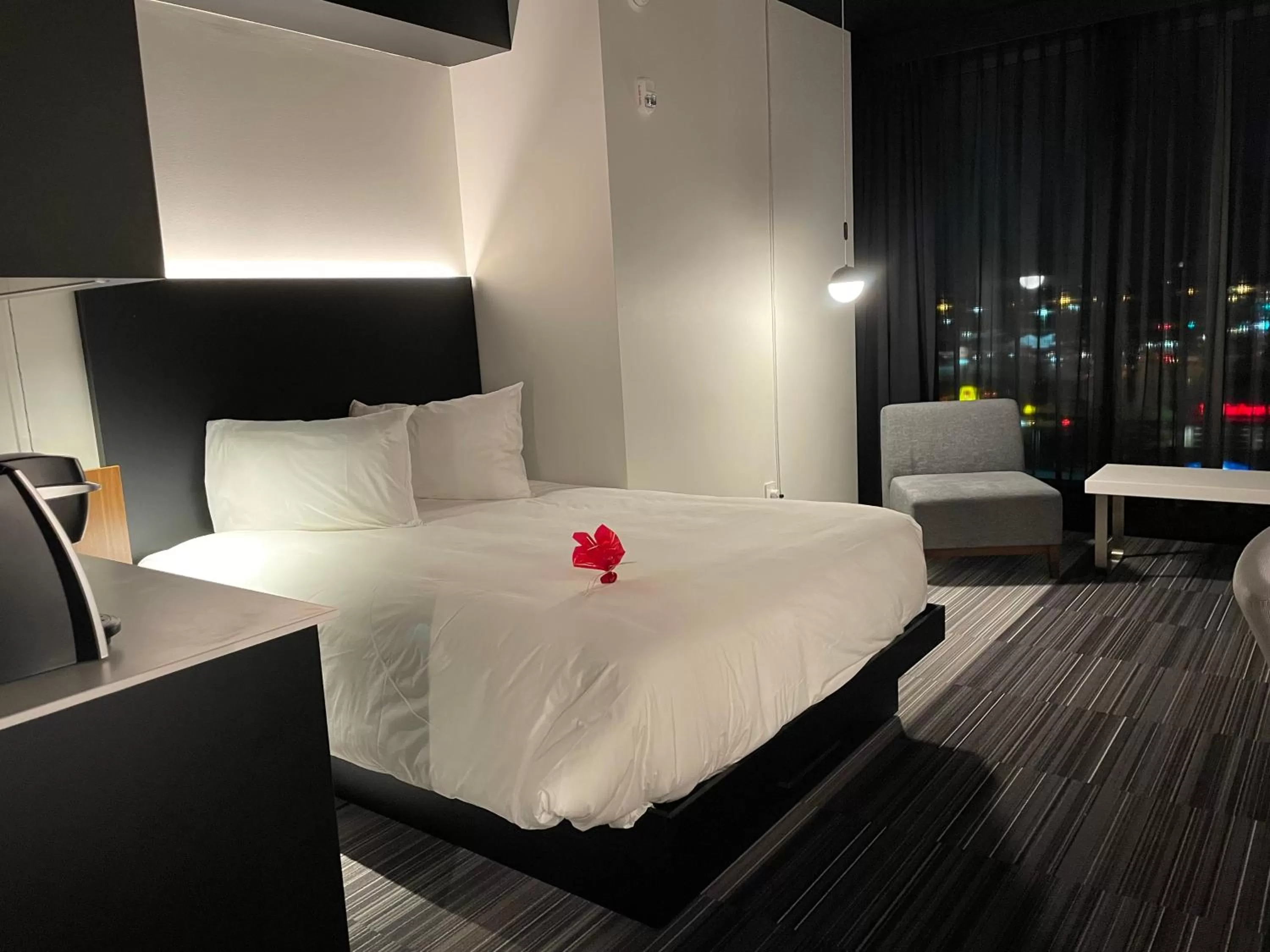 Night, Bed in Grand Times Hotel Laval - Centropolis