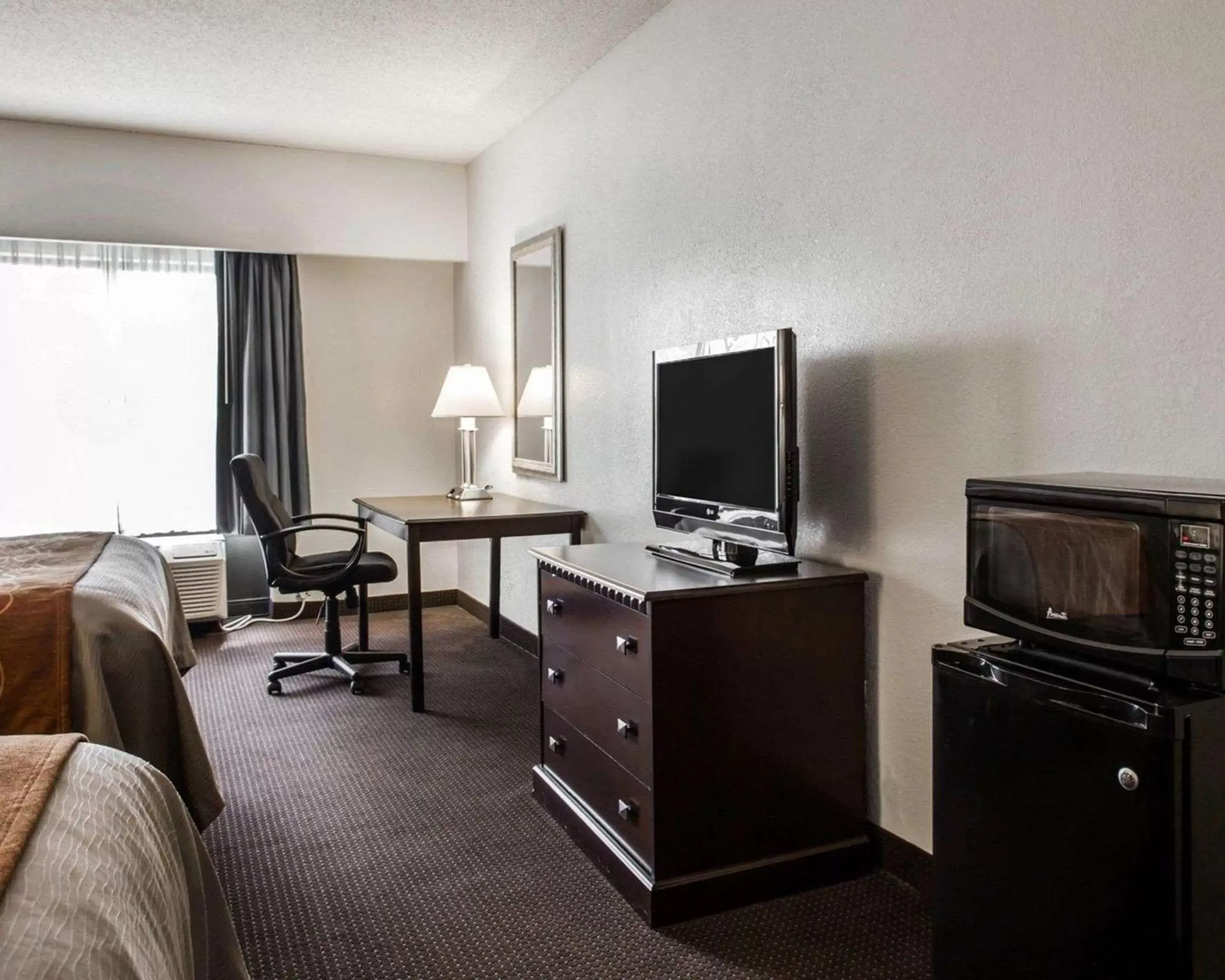 Photo of the whole room, TV/Entertainment Center in Comfort Inn & Suites