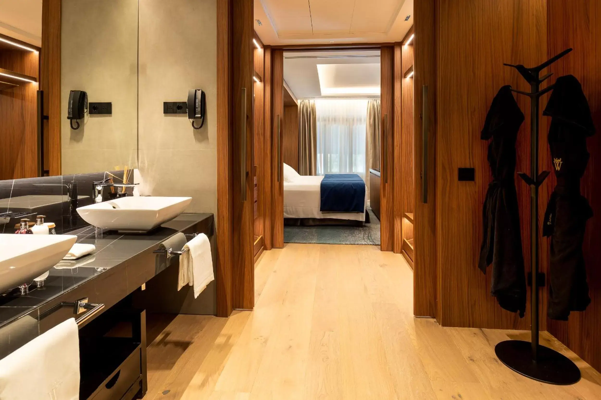 Bed, Bathroom in Wellington Hotel & Spa Madrid