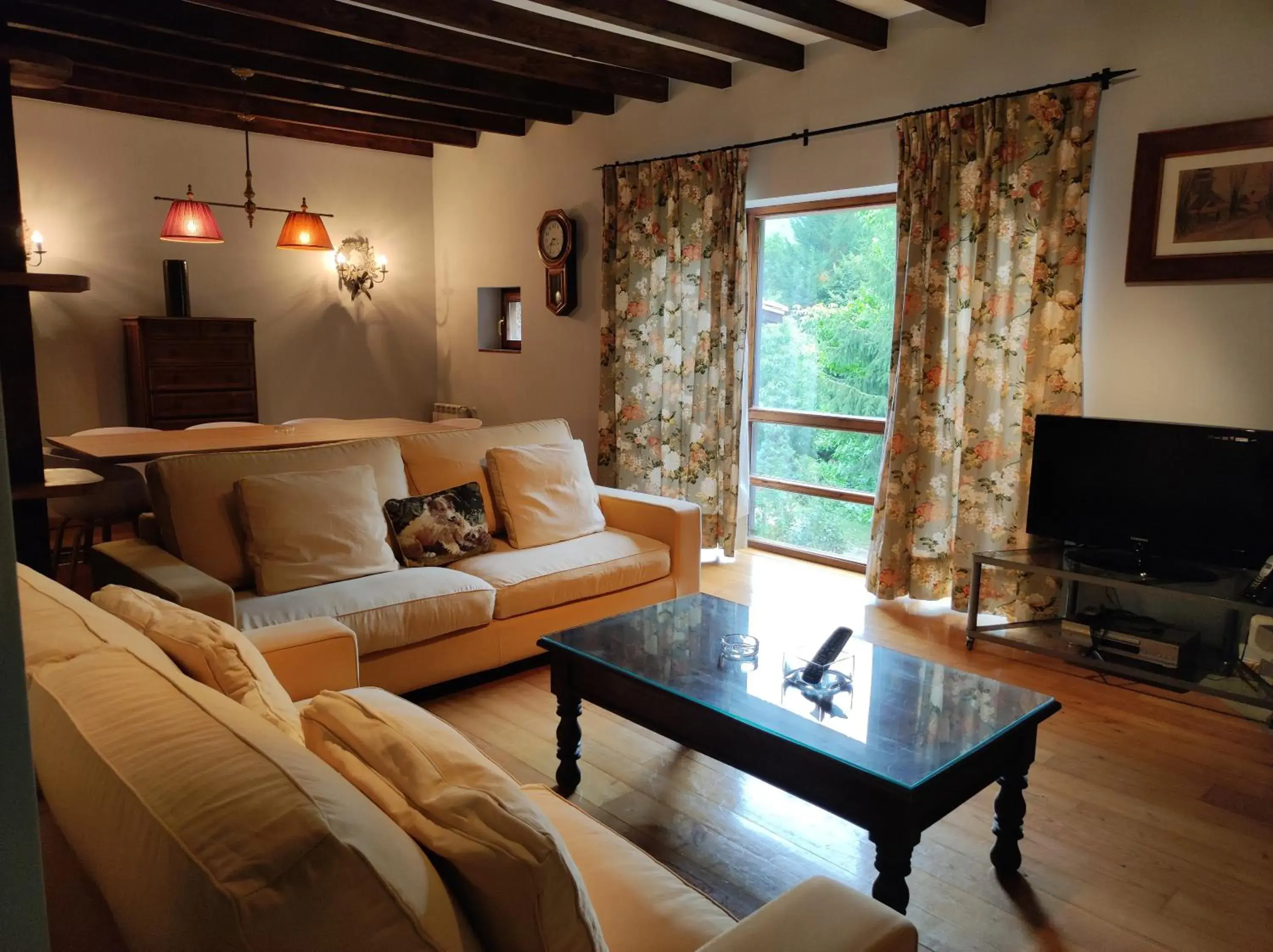 Living room, Seating Area in Viviendas Rurales El Covaju