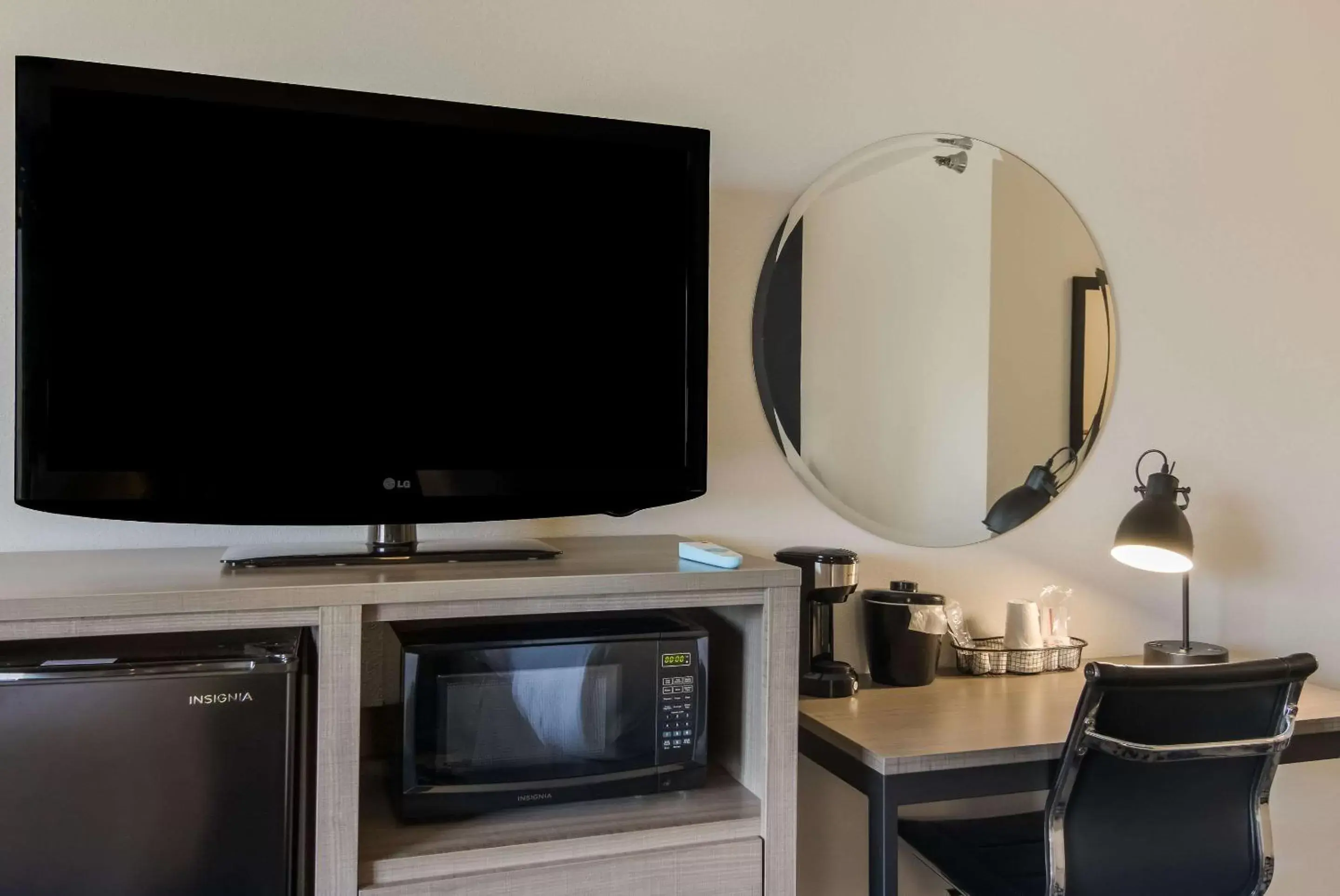 Bedroom, TV/Entertainment Center in The Inn on Maritime Bay, Ascend Hotel Collection