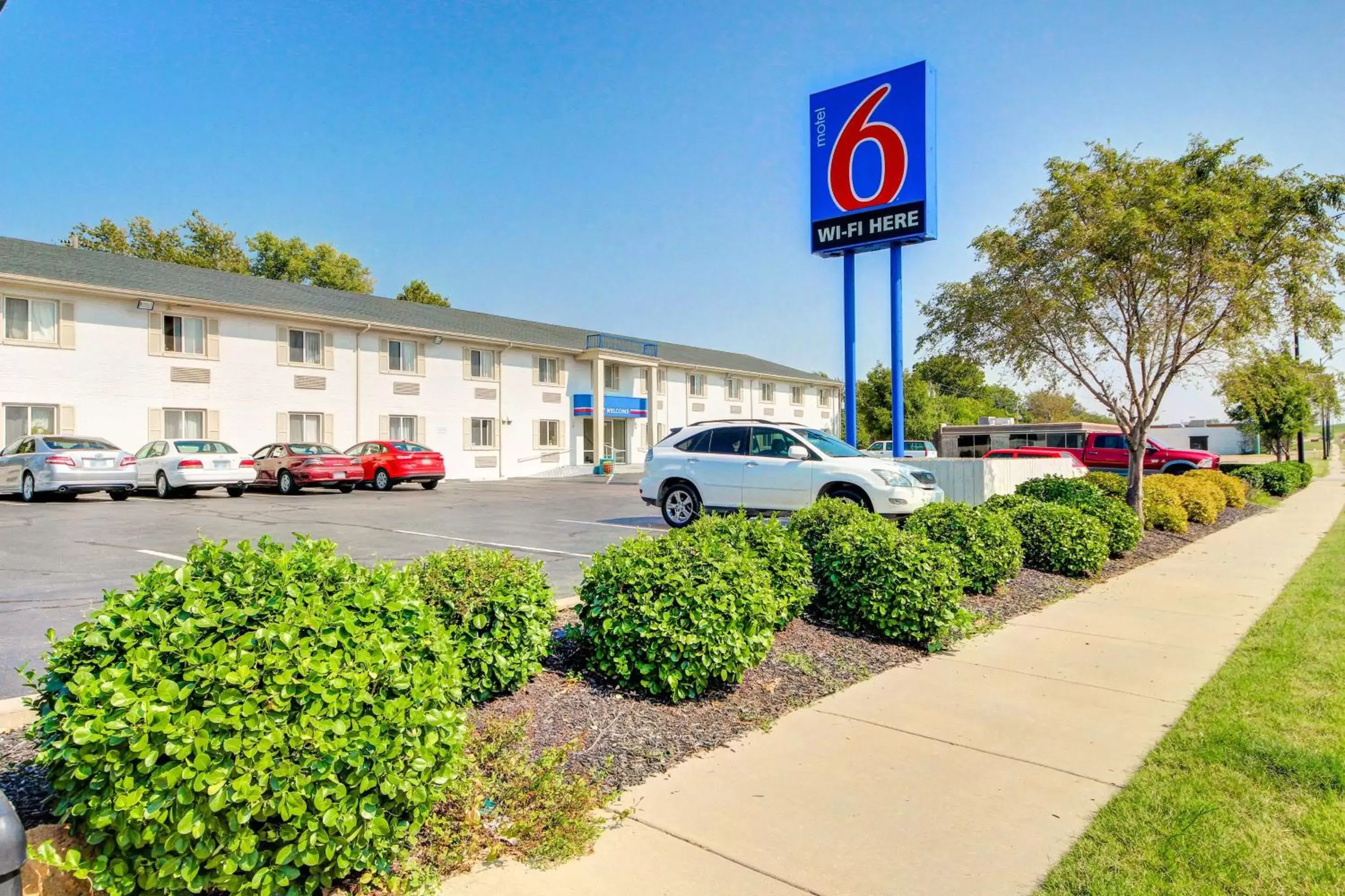 Property building, Garden in Motel 6-Wichita, KS