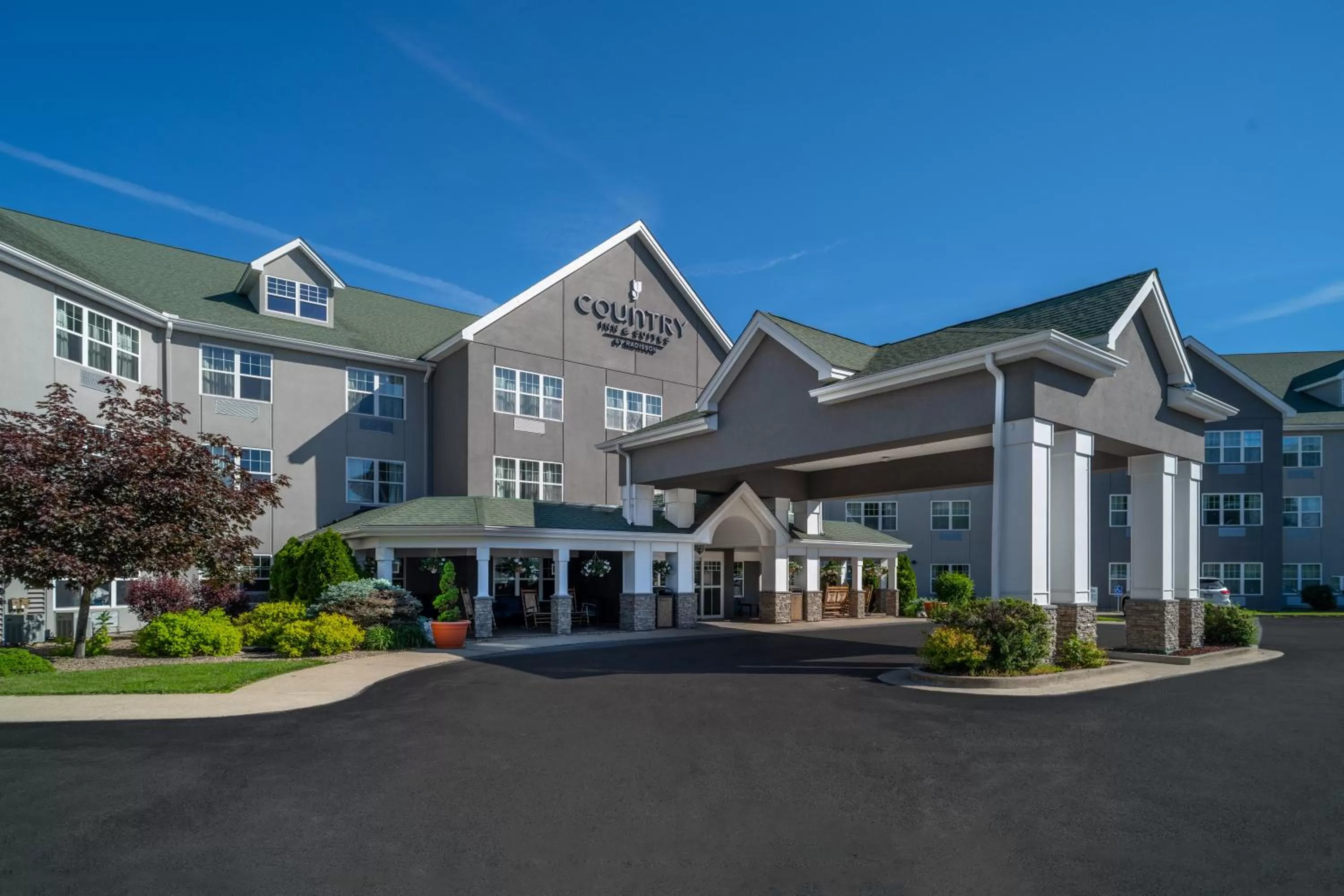 Facade/entrance in Country Inn & Suites by Radisson, Beckley, WV