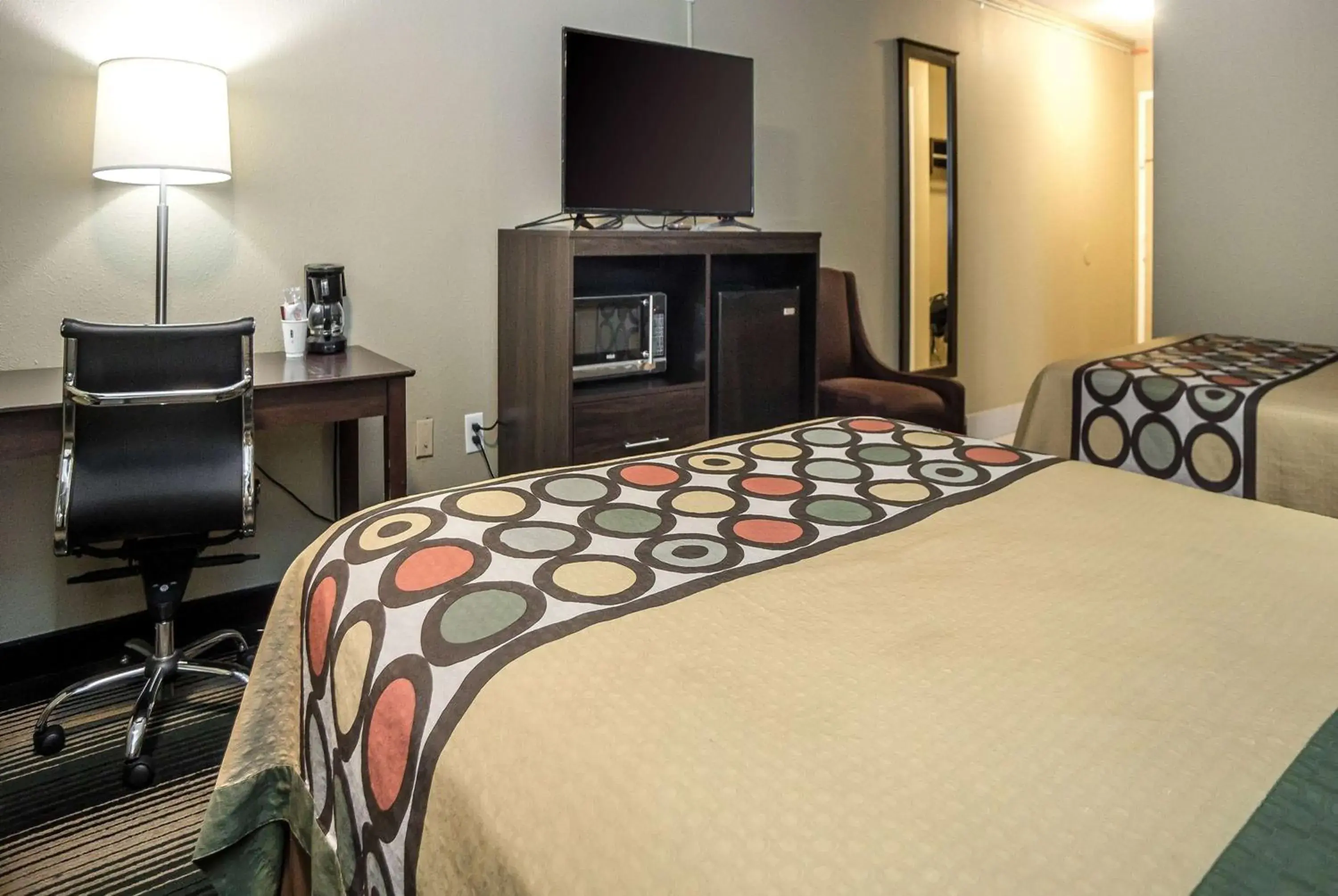 Photo of the whole room, Bed in Super 8 by Wyndham Indianapolis South