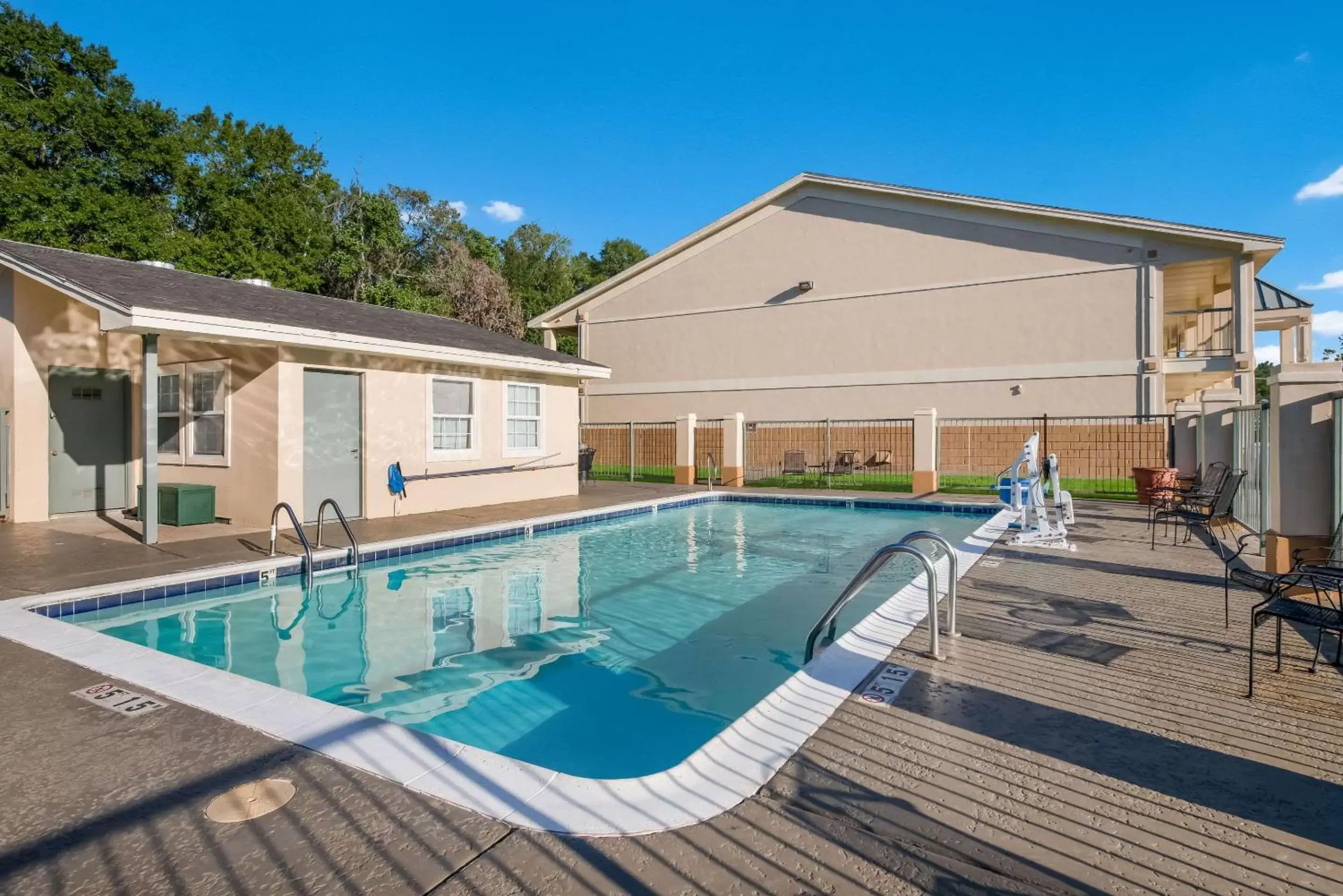 Swimming pool in Quality Inn & Suites Lufkin Swimming pool in Quality Inn & Suites Lufkin