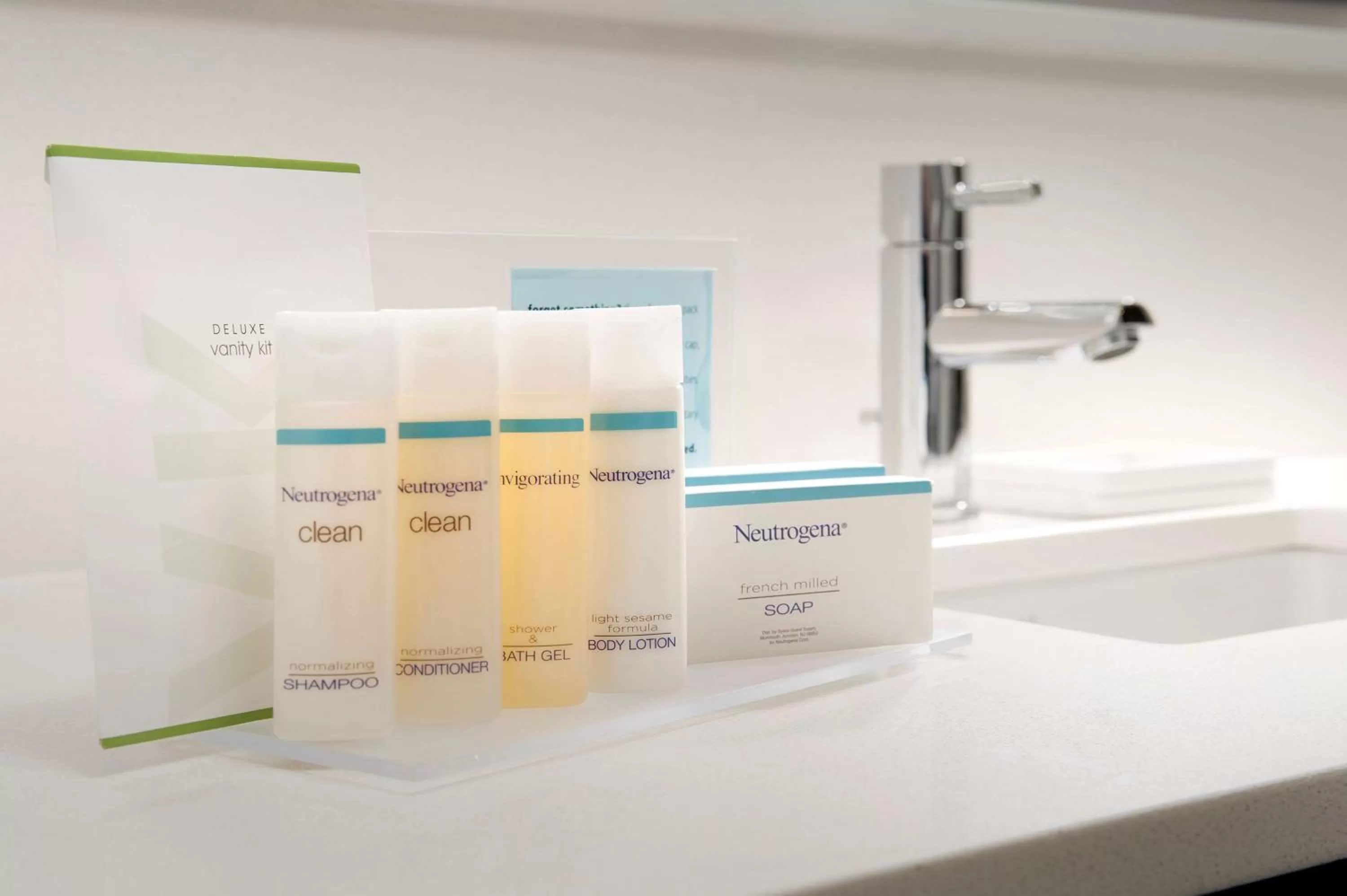 Bathroom in Hampton Inn Louisville East Hurstbourne