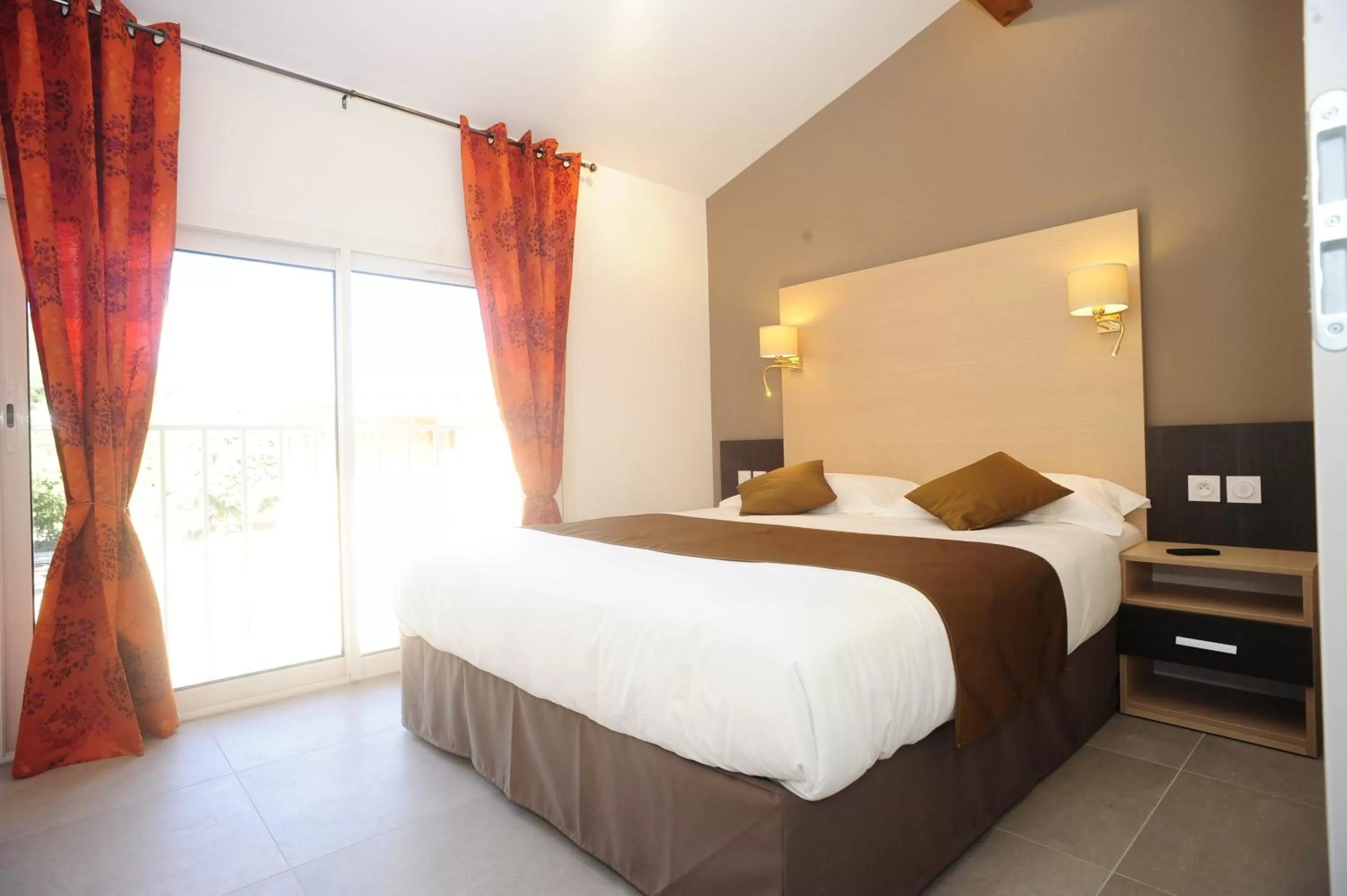 Bedroom, Bed in The Originals City, Hôtel Les Bastides du Gapeau