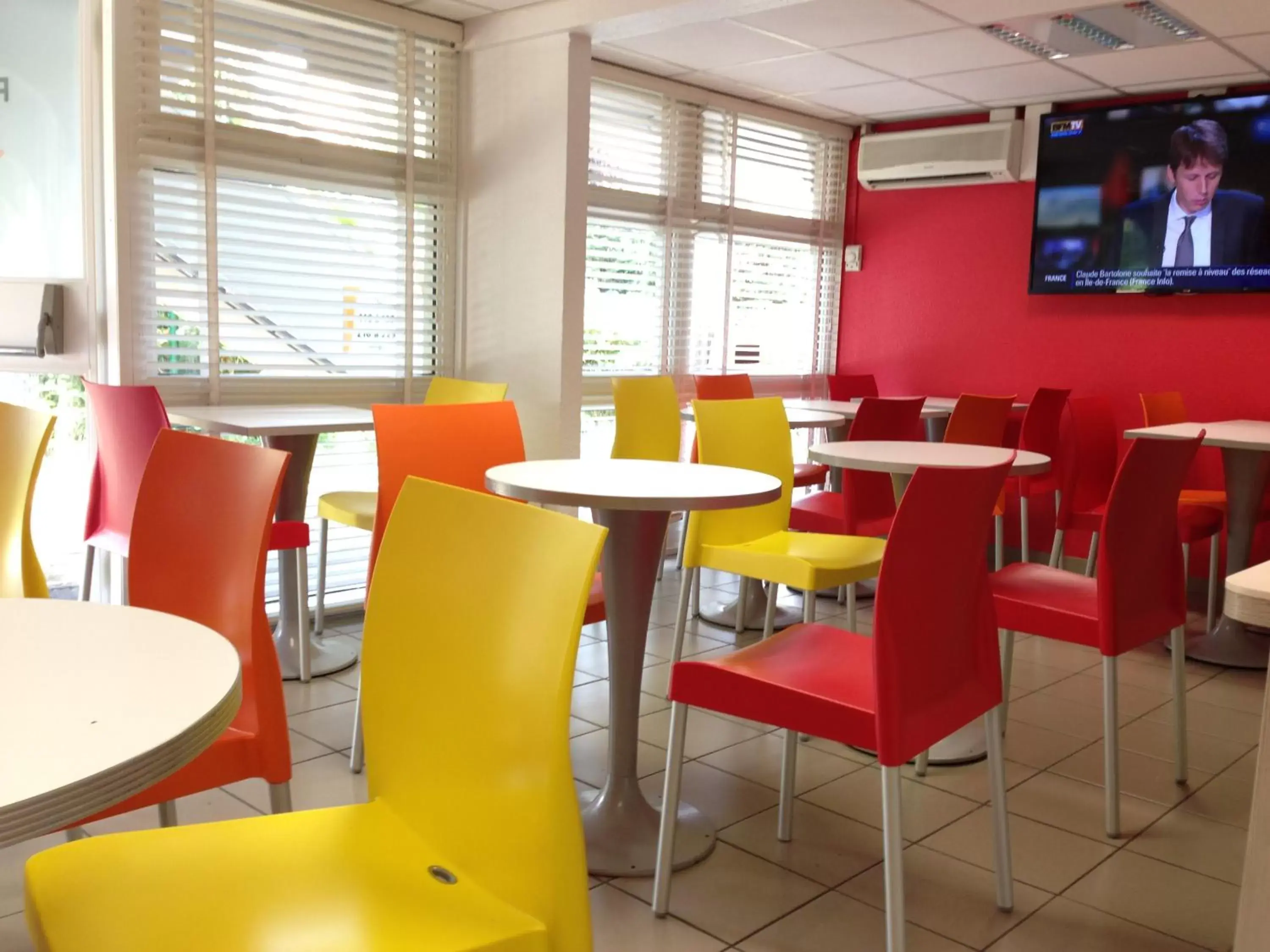 Communal lounge/ TV room, Restaurant/Places to Eat in Première Classe Epinay Sur Orge Savigny Sur Orge
