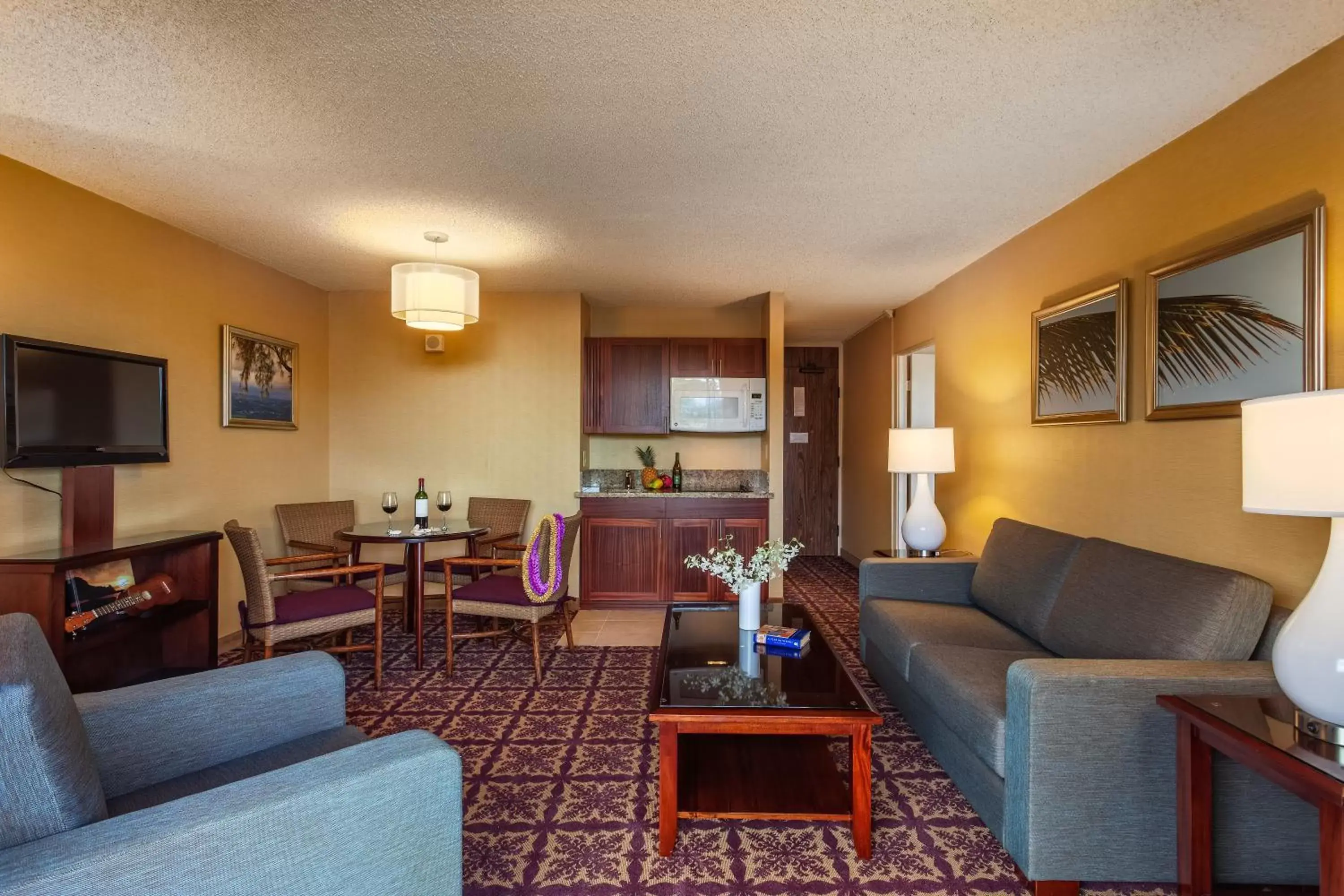 Living room, Seating Area in Castle Hilo Hawaiian Hotel