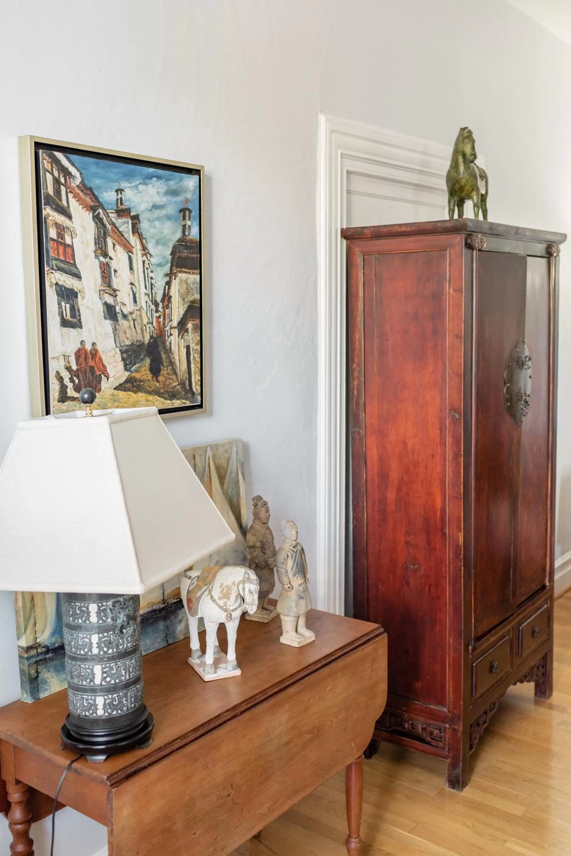 Living room, TV/Entertainment Center in Meadows Inn