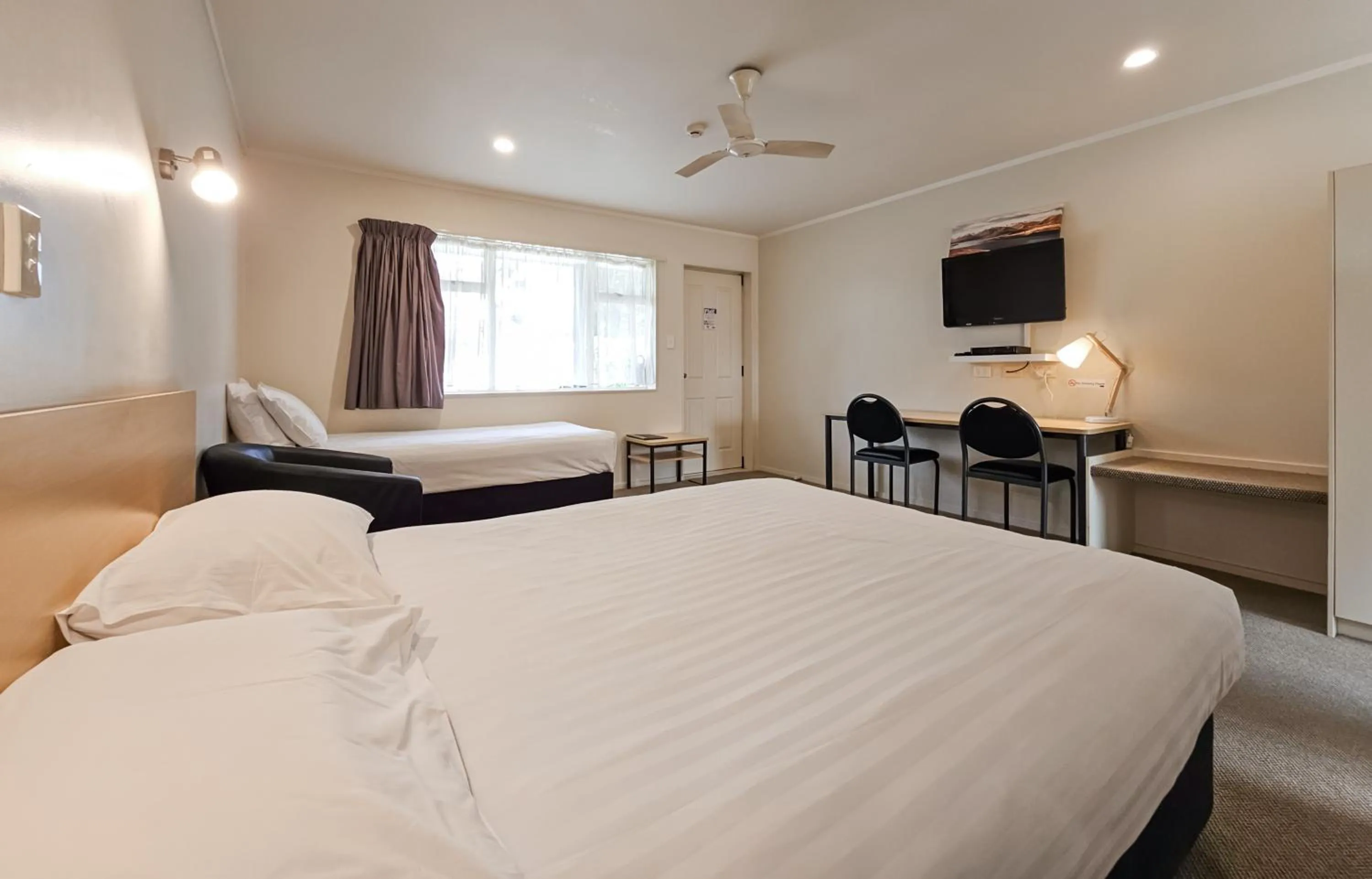 Bed in Captain Cook Motor Lodge