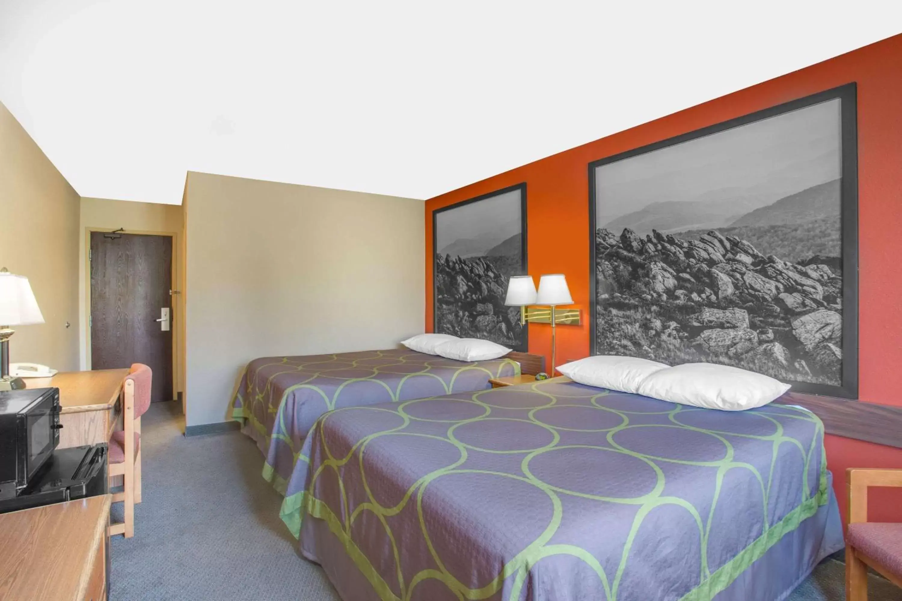 Photo of the whole room, Bed in Super 8 by Wyndham Christiansburg/Blacksburg Area