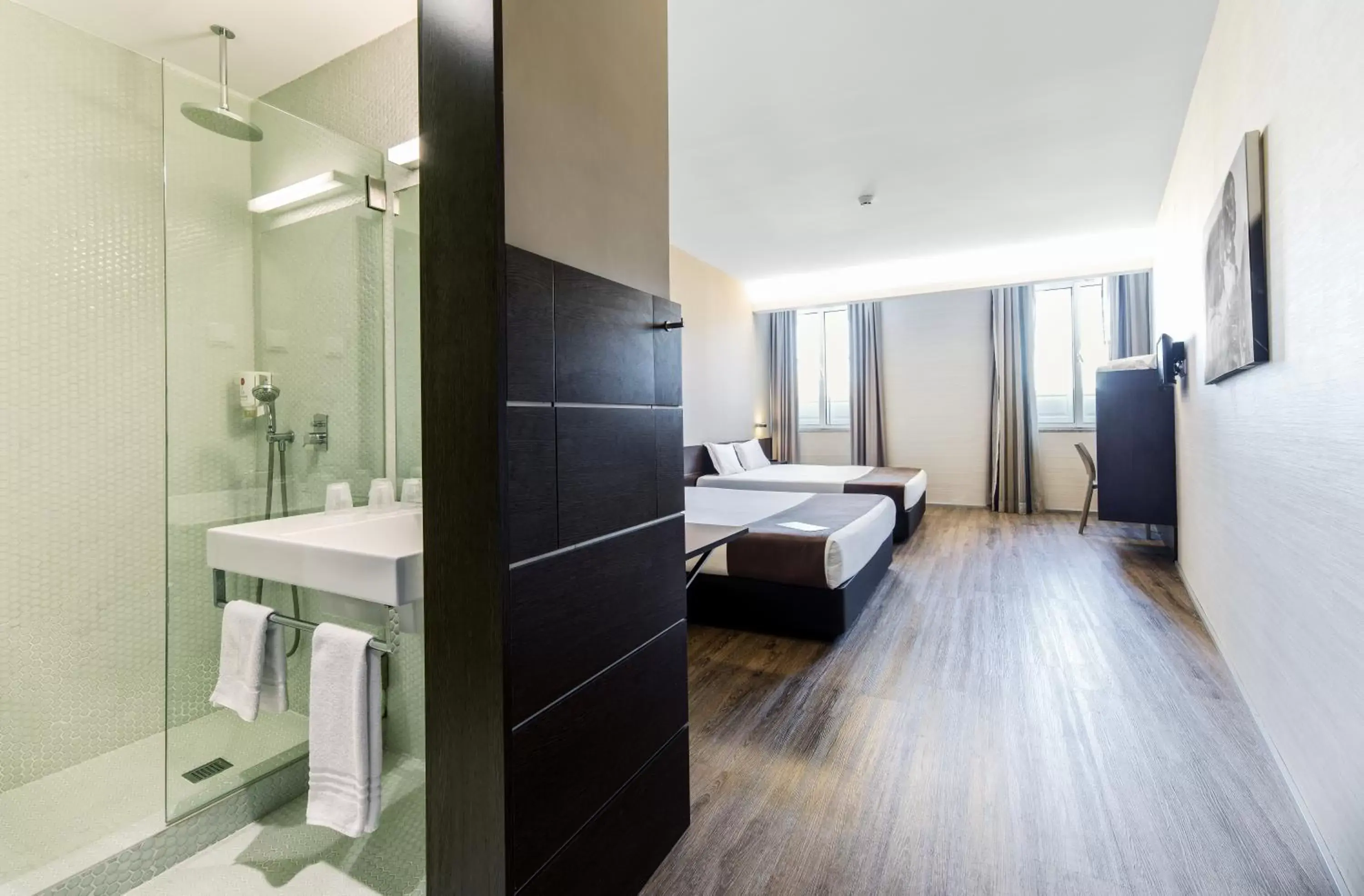 Photo of the whole room, Bathroom in Moov Hotel Porto Centro