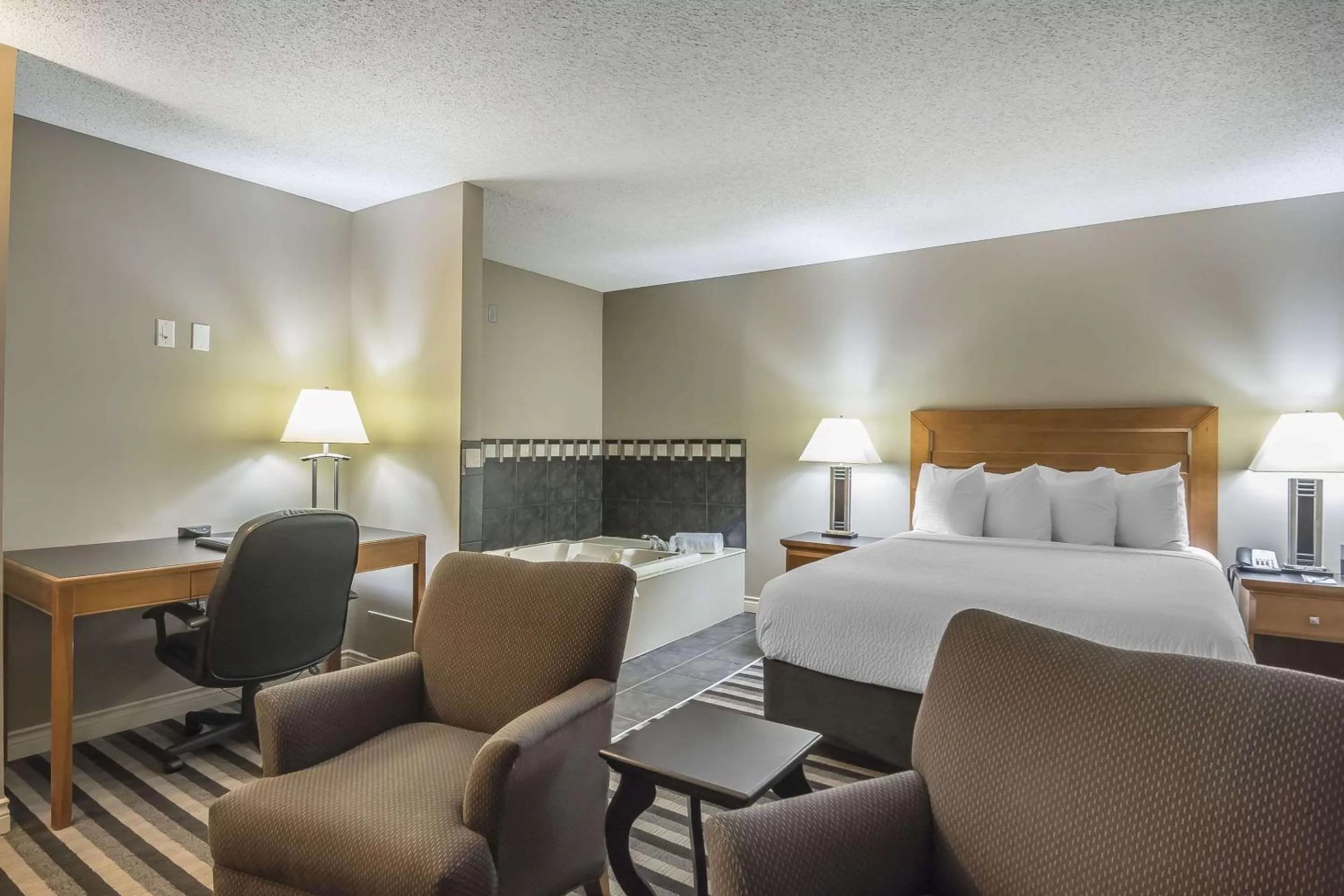 Photo of the whole room, Bed in Quality Inn West Edmonton