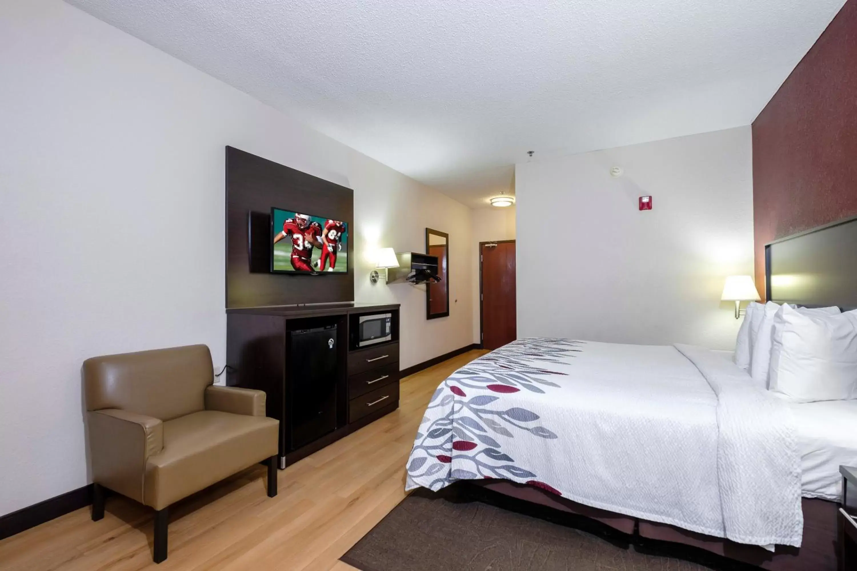 Photo of the whole room in Red Roof Inn Knoxville Central – Papermill Road