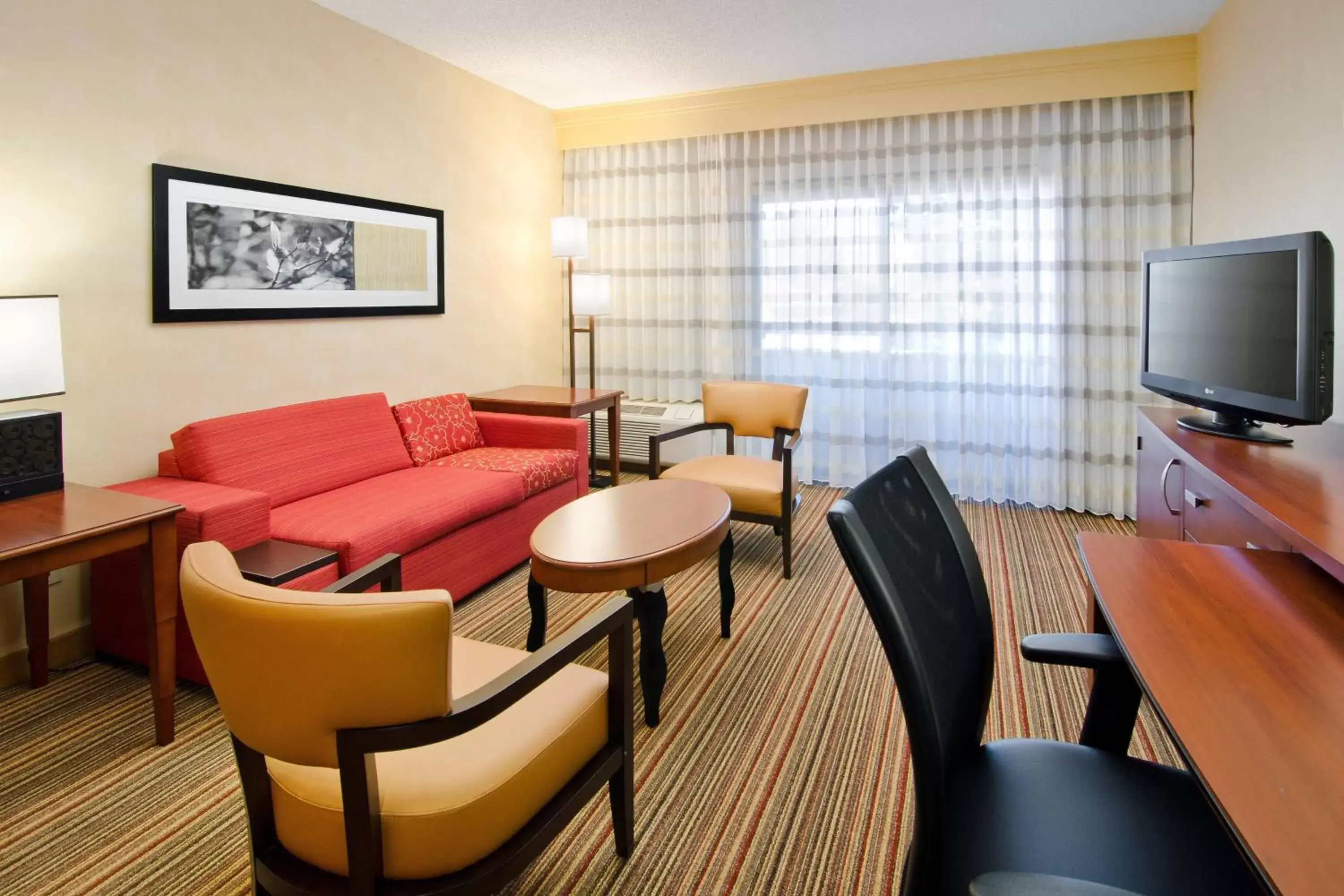 Living room, Lounge/Bar in Courtyard by Marriott Albuquerque Airport
